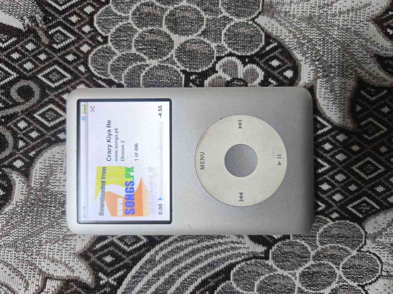جهاز آي بود كلاسيك (iPod Classic) هو أحد أشهر مشغلات الوسائط من Apple [Wikipedia]. يتميز بتصميمه الأيقوني وعجلته الدوارة (Click Wheel) ومساحته التخزينية الضخمة التي وصلت إلى 160 جيجابايت. على الرغم من إيقاف إنتاجه رسمياً في عام 2014، إلا أنه لا يزال يحظى بشعبية كبيرة بين محبي الموسيقى وجامعي الأجهزة.
سعر 70,000 مع مجال 
***********
جهاز آي بود كلاسيك (iPod Classic) هو أحد أشهر مشغلات الوسائط من Apple [Wikipedia]. يتميز بتصميمه الأيقوني وعجلته الدوارة (Click Wheel) ومساحته التخزينية الضخمة التي وصلت إلى 160 جيجابايت. على الرغم من إيقاف إنتاجه رسمياً في عام 2014، إلا أنه لا يزال يحظى بشعبية كبيرة بين محبي الموسيقى وجامعي الأجهزة.
