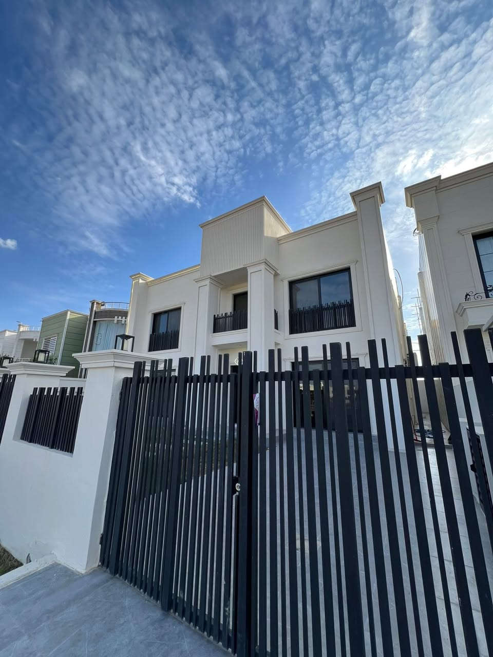 #للبيع #اربيل
#كنجان
بيت مساحة 350 متر  واجهه حديقه 
يحتوي البيت  
صالة ضيوف 
صالة داخليه 
مطبخ   
4غرف نوم 
البيت مؤثث كامل 
للمعلومات او الاستفسار أتصل
***********
