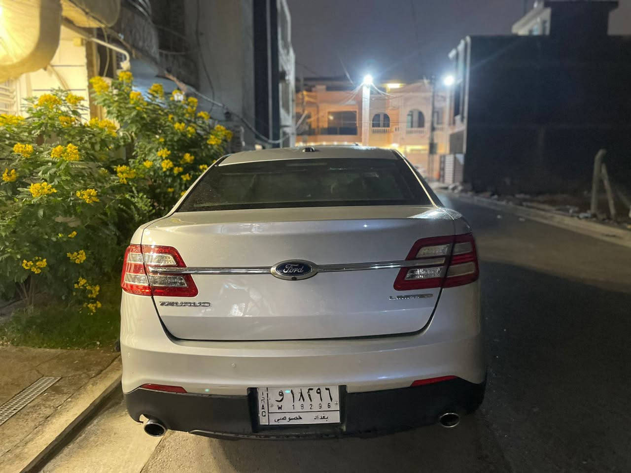 فورد توروس ٢٠١٣ شركة الكاصد خليجيه 
ماشيه ١٦٦ الف كيلو متر 
ماناقصها شي 
بيها باب السايق مبدل ومصبوغ 
وبيها بارد جاملغ خلفي . 
رقم بغداد بس مو الانكليزي . 
فول لمتدد 
تدفئه تبريد الكشنات 
شاشه 
كامره 
حساسات خلفيه 
السعر 13500$ مجال بسيط 
للمعلومات. ***********
مكان السياره بغداد. حي الجهاد.
