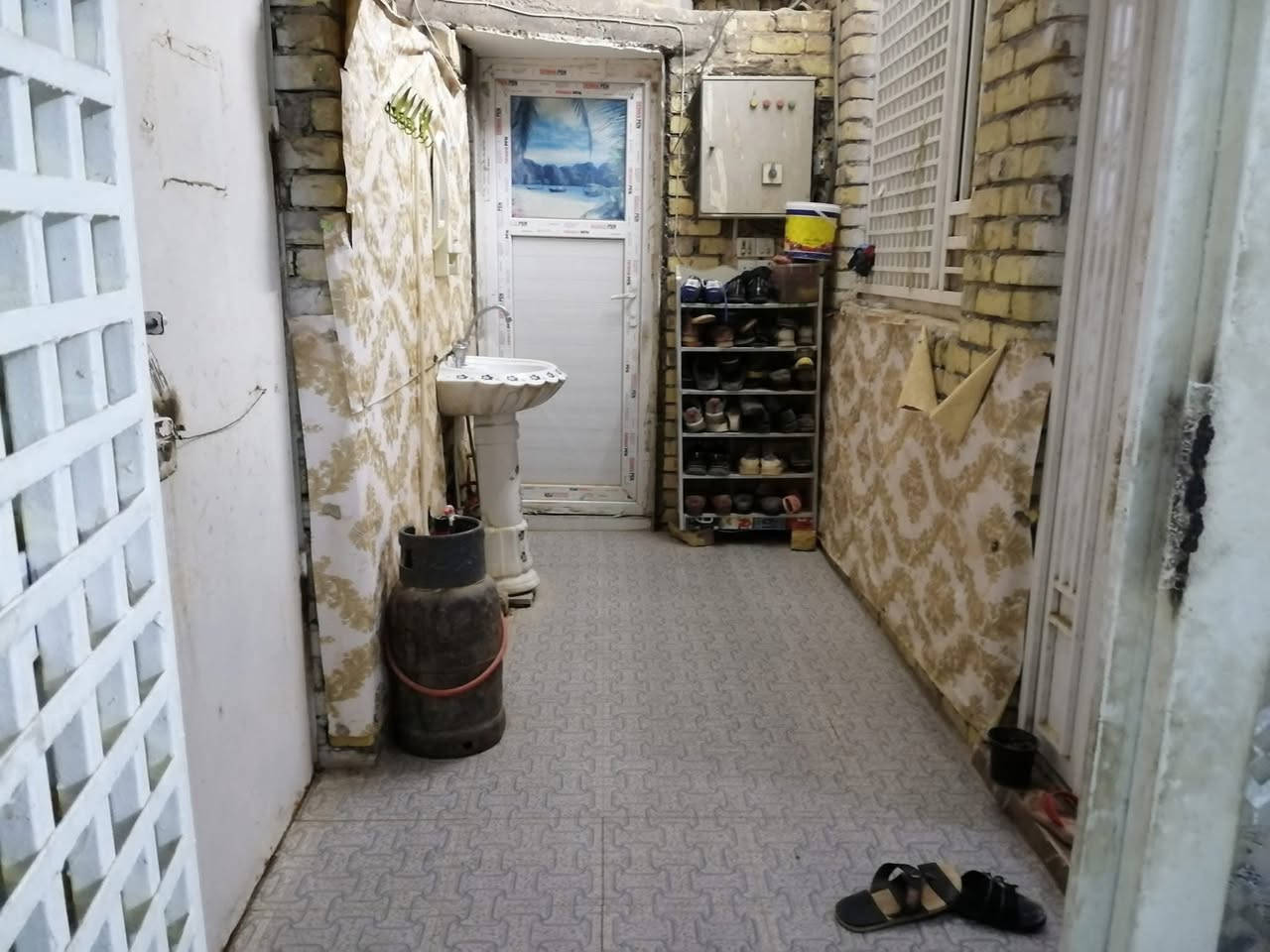 منزل للبيع
طابو المساحه 100 مربع
العنوان/الشطره الفتاحيه قرب مجمع بيسان على شارع الرئيسي 
 بناء حديث كونكريت 
الارضي / أستقبال وصاله وغرفه وصحيات داخليه وخارجيه ومنور ومطبخ 
الطابق الثاني/ ما كامل غرفتين وصاله وصحيات ومطبخ 
  للأستفسار   ***********
