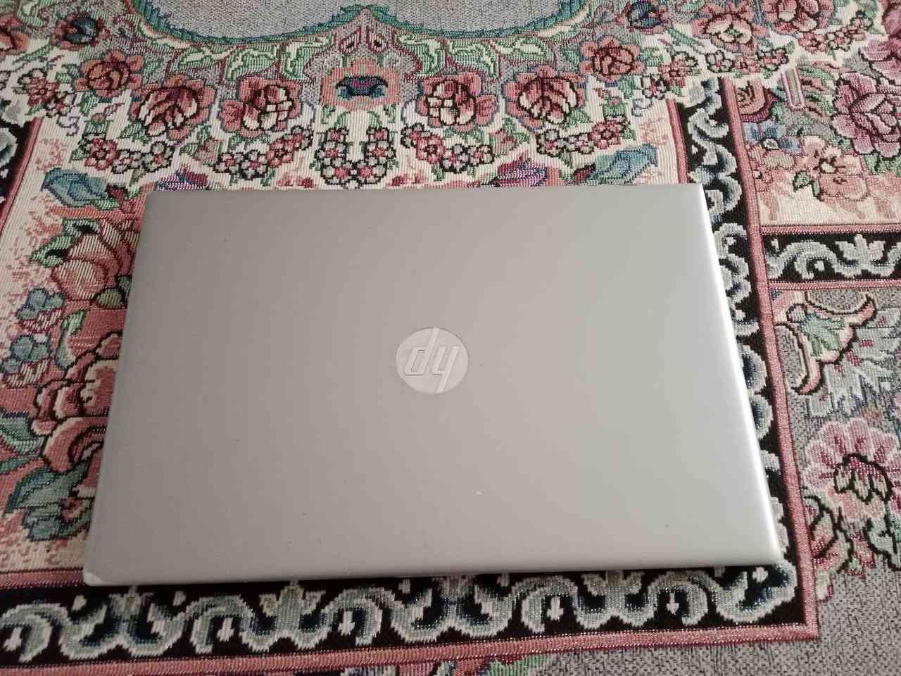 المواصفات الأساسية – HP ProBook 650 G5
🔹 المعالج (CPU)
عادة يجي بأحد معالجات الجيل الثامن:
Intel Core i5-8265U
أو Intel Core i5-8250U
أو Intel Core i7-8565U
(موفّرة للطاقة ومناسبة للدراسة والعمل)
🔹 الذاكرة (RAM)
8 جيجابايت DDR4 (شائع)
يدعم الترقية حتى 32 جيجابايت
🔹 التخزين
SSD 256 جيجابايت (أغلب الأجهزة)
أو HDD 500 جيجابايت
يدعم SSD + HDD معًا حسب التركيب
🔹 كرت الشاشة (GPU)
Intel UHD Graphics 620
(مناسب للأعمال المكتبية، الدراسة، التصميم الخفيف – مو للألعاب الثقيلة)
🔹 الشاشة
15.6 إنج
الدقة:
HD (1366×768)
أو Full HD (1920×1080) ✨ أفضل
🔹 النظام
Windows 10 أو Windows 11
(واضح عندك Windows 11 – غير مفعّل حاليًا)
🔹 المنافذ
USB 3.1
USB-C
HDMI
VGA
LAN (Ethernet)
مدخل سماعة 🎧
🔹 الكيبورد
عربي / إنجليزي
مع Numpad (أرقام جانبية)
السعر 400 وبيها مجال للستفسار خاص


**إذا كنت صاحب هذا الإعلان وتريد حذفه لأي سبب، رجاءا أرسل رسالة إلى الدعم الفني**