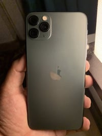 للبيع ايفون 11 برو ماكس الجهاز نضيف مبدل بطارية فقط وبطاريتة 89% ذاكره...