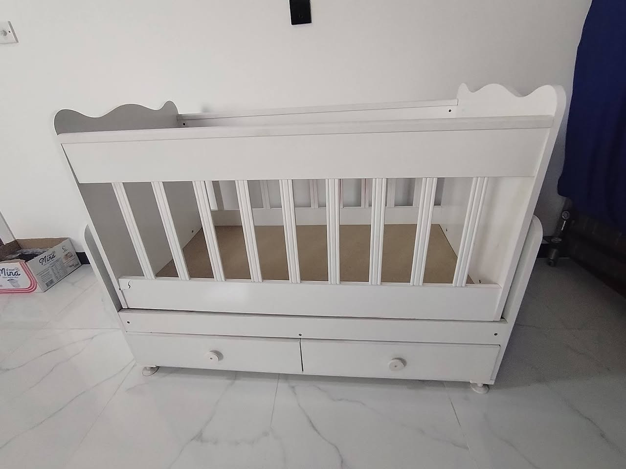 للبيع سرير أطفال مع دوشك طوبي بيه كسر مثل ما مأشر بل صور فقط. سعره ٧٥ بيه مجال ***********
