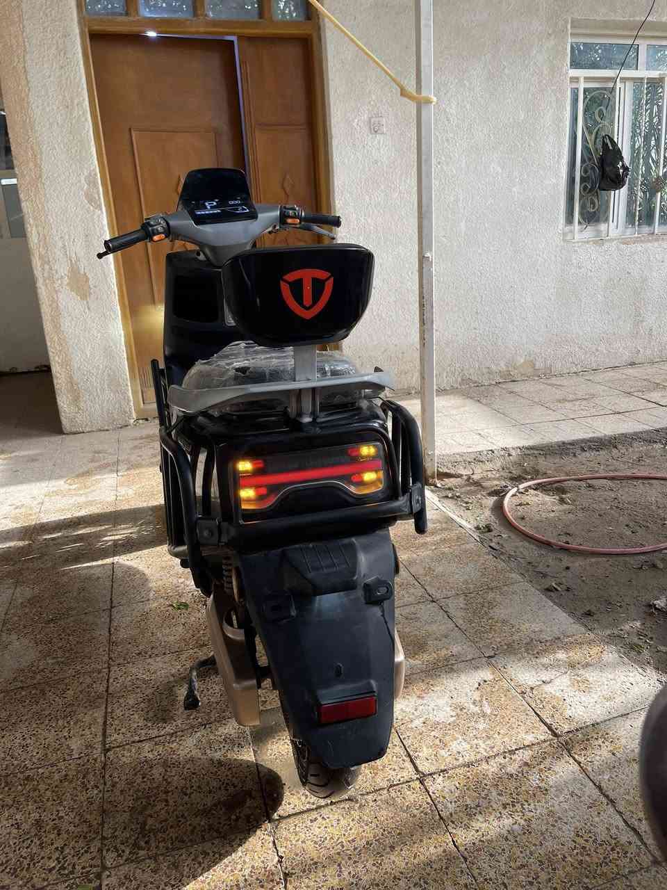 السلام عليكم 
دراجة شحن (كهربائية) للبيع 
- كهربائيات شغاله بالكامل 
 - البطاريات ضعيفه بحاجة الى تبديل . 
- الموقع (البصره/ الهارثه)
- السعر 900
***********
