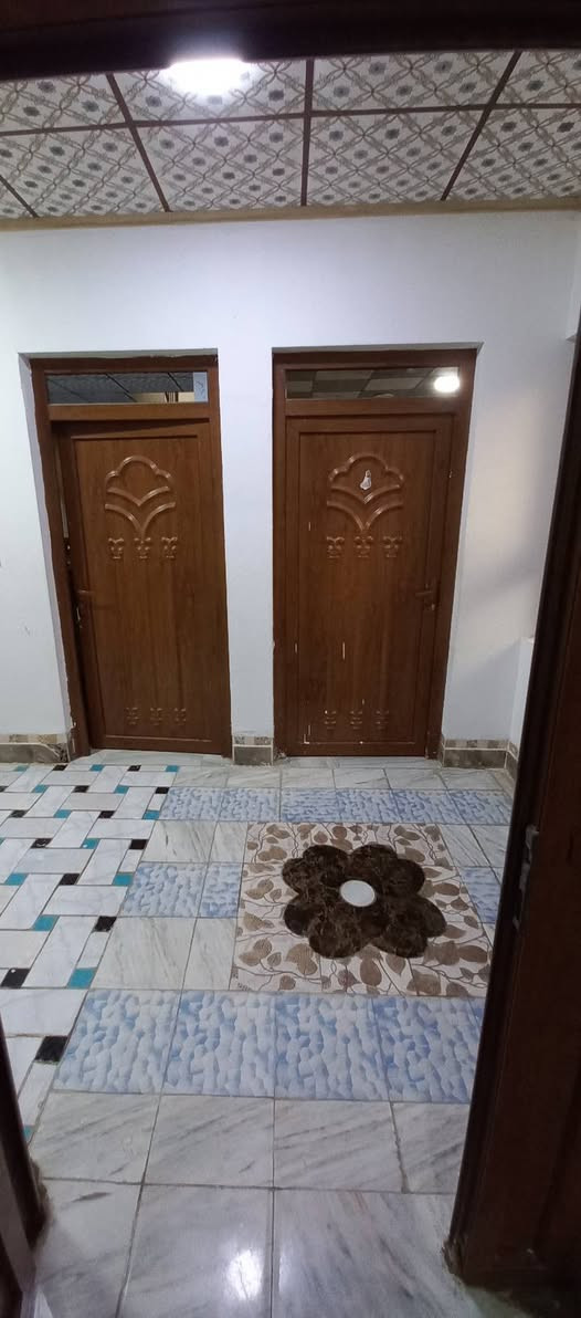 السلام عليكم ورحمة الله وبركاته 
دار للبيع / بيع مستعجل 
الموقع القوسيات قرب جامع المقتدر طريق الرجوع من شارع دهوك مقابل معمل غاز الغانم 
المساحة ٢١٥ متر 
ارض زراعية بيها وصل بلدية 
طابو الزهور /يشمل
غرفتين نوم هول واسع 
واستقبال 
ومطبخ حار وبارد 
صحيات داخلية وخارجية 
حديقة 
السعر ٨٥ مليون 
للإستفسار الاتصال على الرقم ***********
