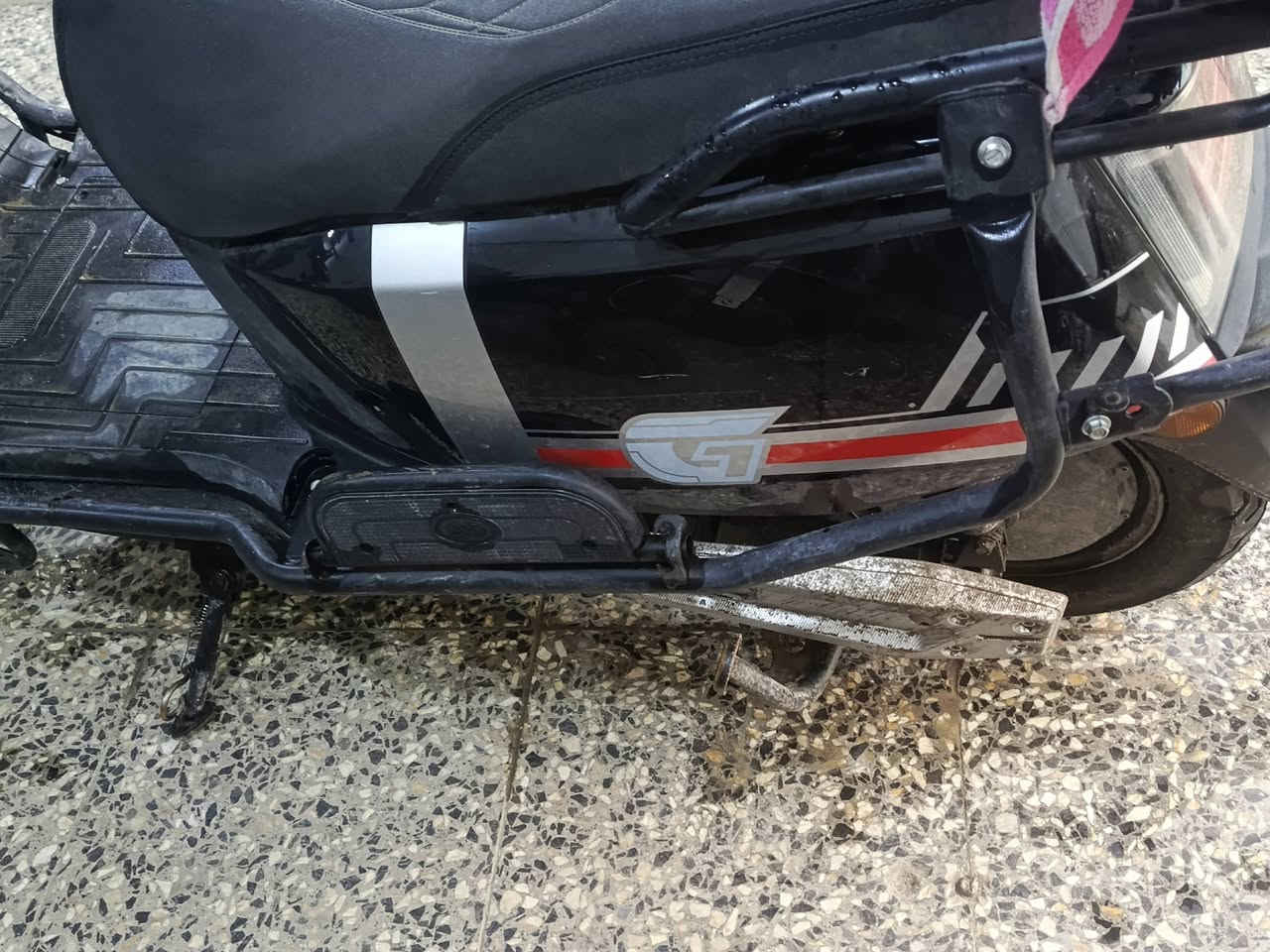 السلام عليكم 
دراجه شحن 
6بطاريات دبل 
ملف 2000
عقل2000
نضافه شبه فول شخوط بسيطه 
سرعته 99
حقيقي 80
السعر 800
بيه مجال شي بسيط 

***********
