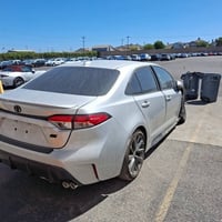 تويوتا كورلا بانزين فئته se موديل ٢٠٢٥ ماشية ٢٠٨٥ ميل حادثه موضح بالصو...