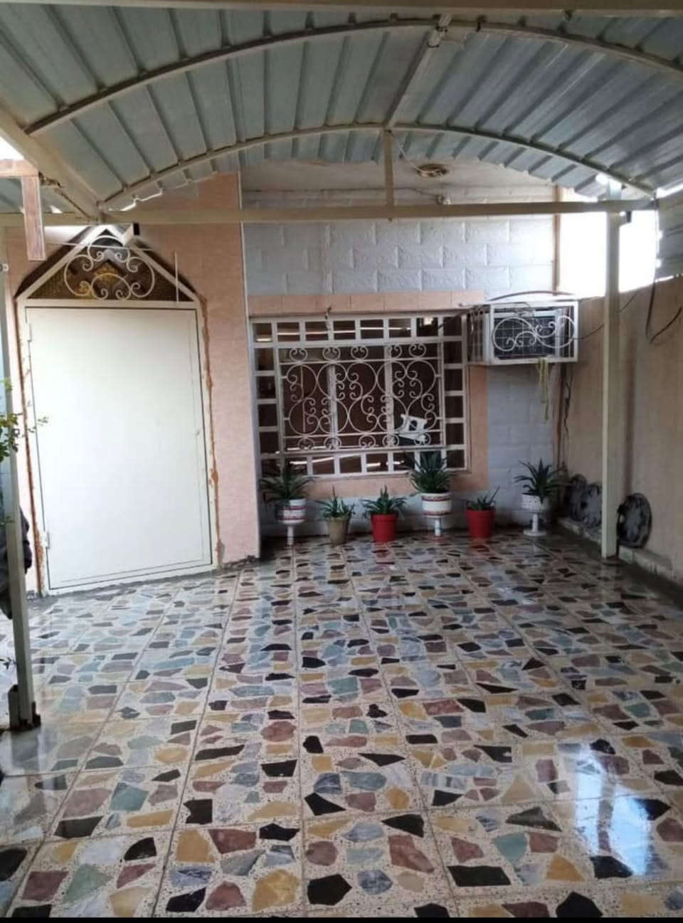 دار للبيع طريق الحر حي المجتبى بفرع جامع وحسينية الغفار 
طابو صرف الدار مساحة 200 متر واجهه عشر نزال عشرين ركن على حديقه وشارعين الدار طابق واحد كراج وحديقه ومطبخ واستقبال وغرفه وصاله  الدار بناء 2011 شوارع مبلطه وكافة الخدمات متوفره 
الاستفسار ع الخاص او الأتصال ***********
