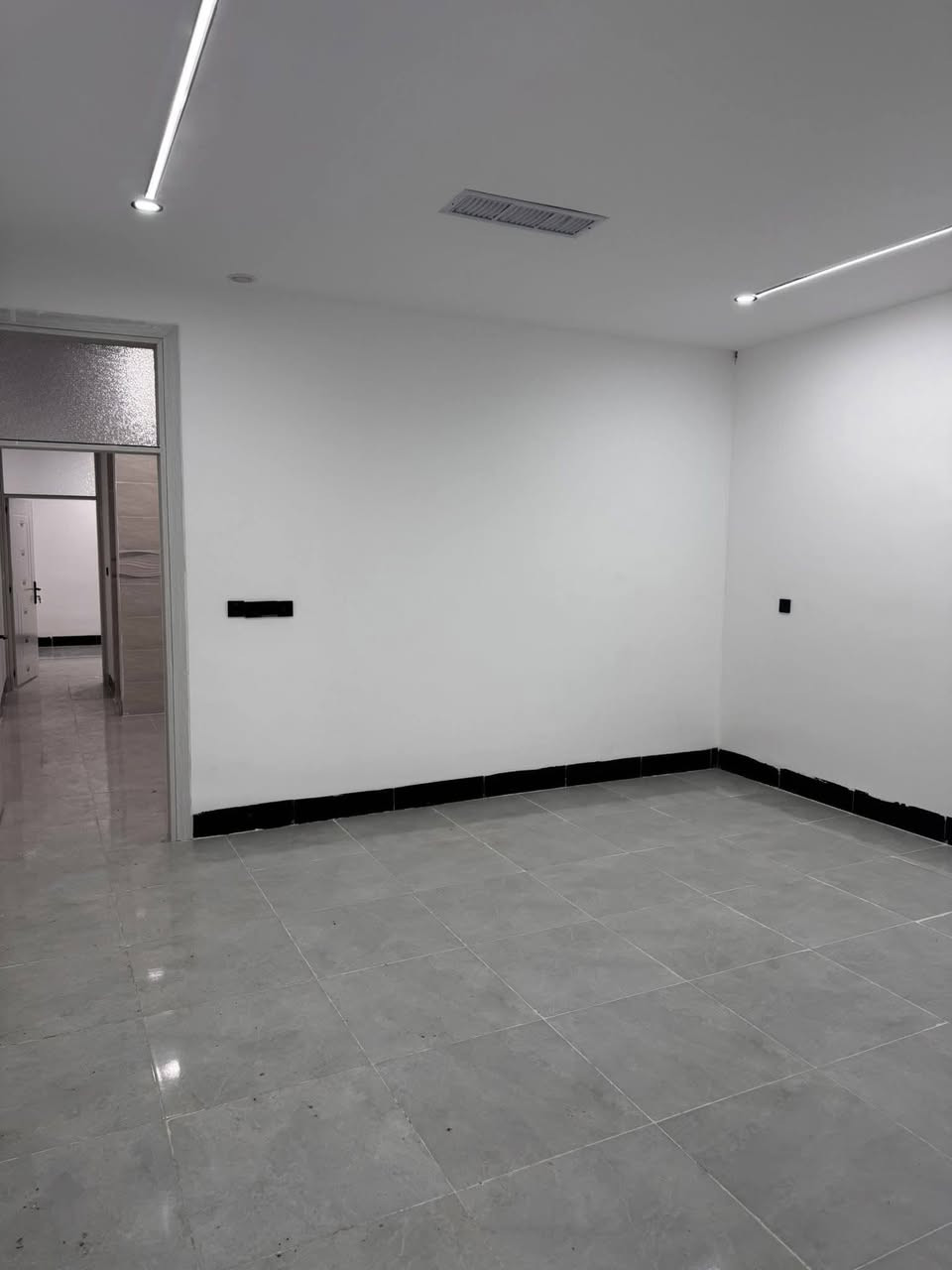 دار للبيع طابق ونص ملكي 
محجوز للمصرف العقاري تقديم جديد 
مساحته /100م واجه 5م طابق ونص .
درج خارجي 
طابق الاول /استقبال ومطبخ وصحيات وغرفة نوم وطابق ثاني غرفة نوم وصحيات درج خارجي 
موقع /قادسية -شارع ابو وليد 
مقدمة /37مليون وباقي عالمصرف العقاري مطلوب قسط شهري 438الف شهريا 
استلام مفتاح
للاستفسار /***********
