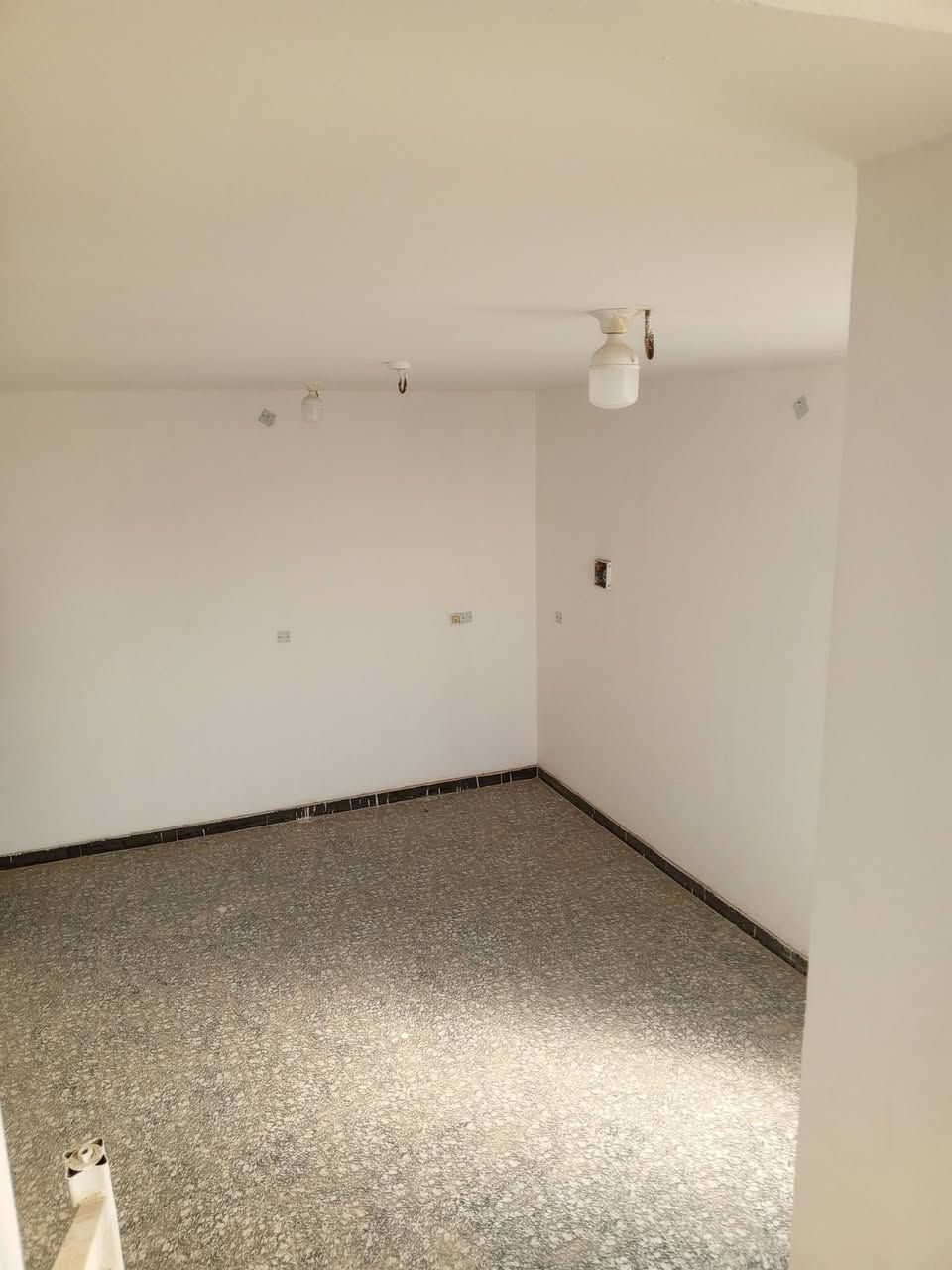 بيت للبيع طابو صرف المساحة 150م طابق ونص 
غرفتين نوم كلدور استقبال مطبخ كراج 
 حي الحسين ابي غرق خلف البانزين خانه البيت فارغ تتكاتب تستلم مفتاح ومبروك عليك 
  *********** واتساب
