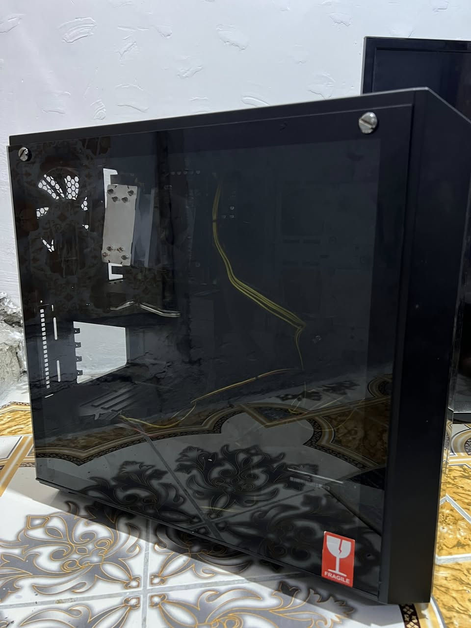 للبيع: تجميعة مواصفات حلوة (للمهندسين والمصممين والگيمرية)
السلام عليكم شباب، عندي هاي التجميعة للبيع، قطعها مختارة وحدة وحدة للأداء العالي والاستقرارية. التجميعة تعتبر "وحش" بالمهام الثقيلة والرندر بفضل المعالج العملاق اللي بيها.
📌 التفاصيل الكاملة للقطع:
1. المعالج (CPU): Intel Xeon E5-2680 v4 * هذا المعالج يجي بـ 14 نوات و 28 مسار! يعني يكتل الرندر كتـل وممتاز جداً للمونتاج وفتح أكثر من برنامج بنفس الوقت بدون أي تعليق (أداءه يوازي معالجات غالية بالسوق).
2. البورد (Motherboard): X99 P4
• بوردة احترافية تدعم رامات DDR4 وبيها منفذ M.2 NVMe للسرعات العالية، بوردة تتحمل شغل ساعات طويلة.
3. الرام: 8GB DDR4 (قابل للتطوير بسهولة).
4. البور سبلاي: Aigo 500W (أصلي وماركة معروفة، مو من العادي اللي يخوف على القطع).
5. الكيس (Case): Cooler Master الأصلي، كيس مرتب وشكله "هيبة" ويجي وياه 4 فانات أصلية يعني التبريد فول والتيار الهوائي داخل الكيس ممتاز.
6. الهارد: HDD 500GB شغال ونظيف.
7. المبرد: Aigo هوائي، تبريده ثلج، ملاحظة: القفل مالته يحتاج لحيم بسيط واللحيم مالته موجود وياه (شغلة ربع ساعة وتخلص).
⚠️ ملاحظات للأمانة:
• كرت الشاشة: RX 580 8GB (موجود ويه التجميعة بس "عاطل بي شورت")، أنطيه هدية للي يحب يصلحه أو يستفاد من قطعه.
• الوضع الحالي: التجميعة كاملة وموجودة، بس يرادلها "ترتيب وايرات وتركيب" وتصير جاهزة للعمل 100%.
💰 السعر: (انطي سعرك هنا او على الخاص أو اتصل ومراح نختلف إن شاء الله).
📍 الموقع: البصرة - الشمشومية.
🚚 التوصيل: موجود للي يحتاجه.
📞 للتواصل والاستفسار: ***********
