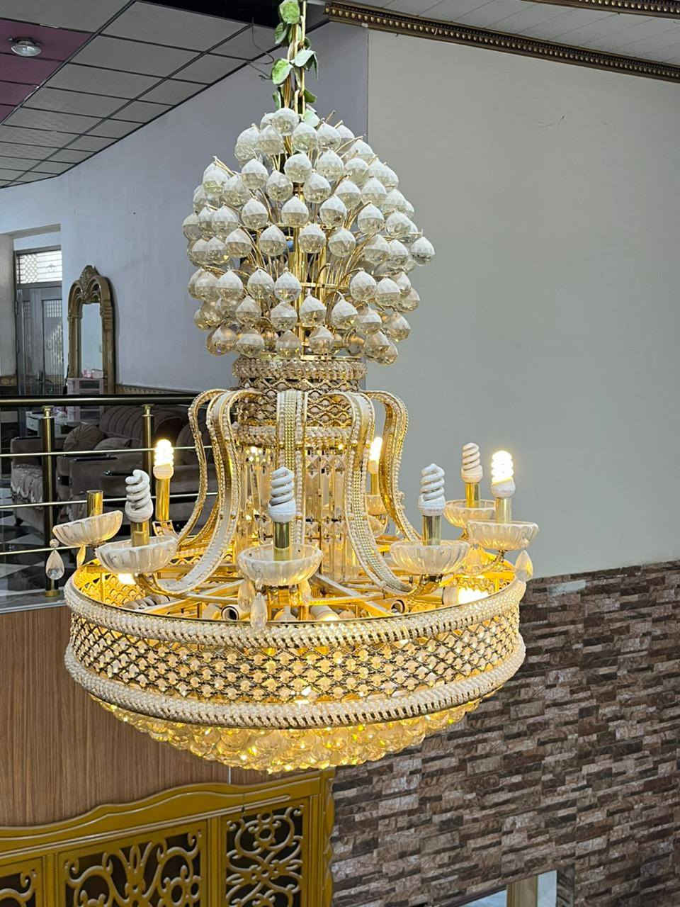 ثريه كبيره مع اثنين ثريات وسط نظيفات جدا ***********
