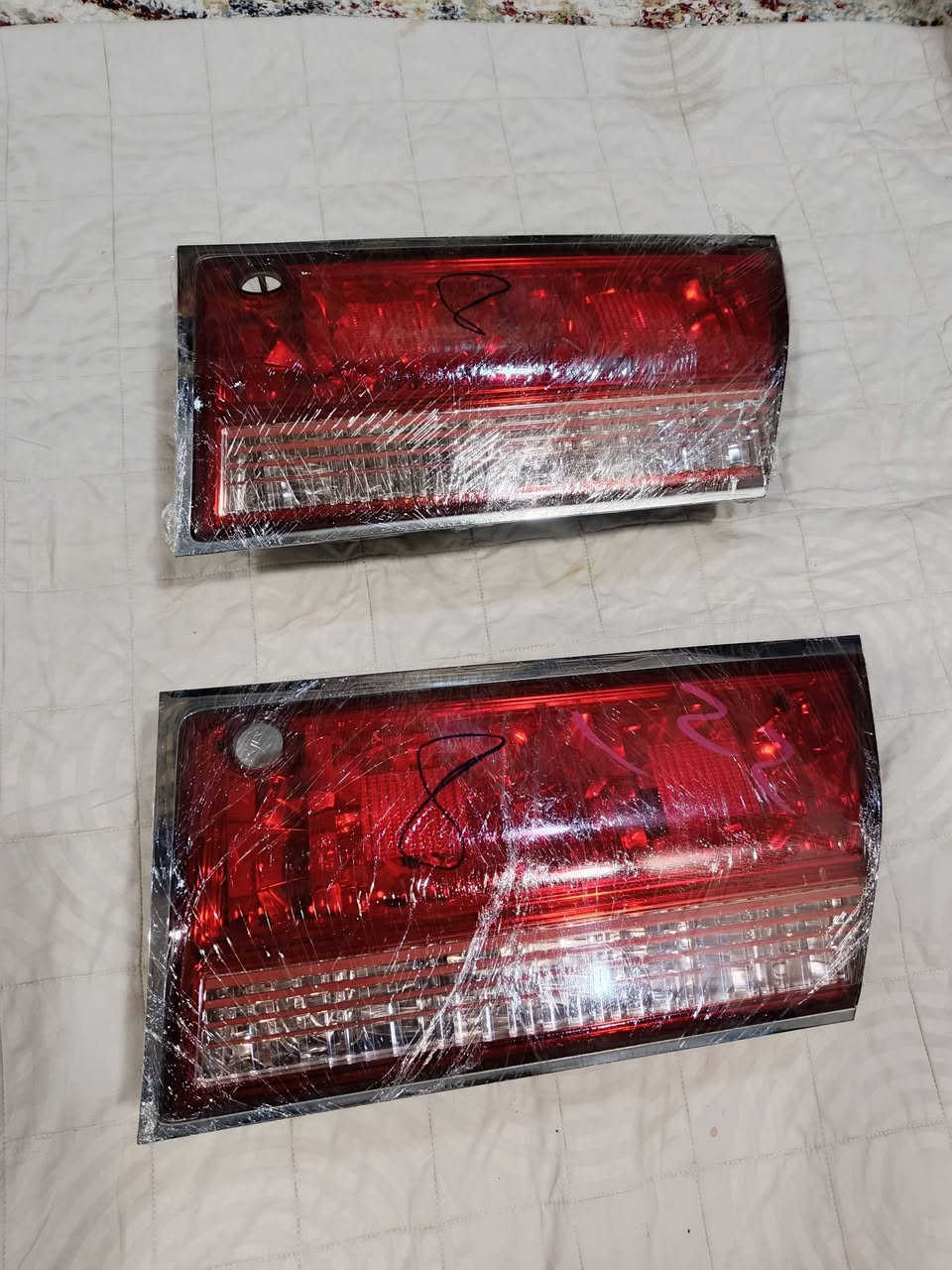 ‏السلام عـليگم اسعار جوه سوك غراض حاويه
‏
‏بك لايت ملكه تخمين سعر التخم 65 وبي مجال
‏
‏بك لايت كرستال قطعتين النص فقط الوحده 15
‏
‏صاجيات ملكه مال كير دكمتين سعر الوحده 15
‏
‏صاجيه راس ثور سمجه  20 وقطعه البنص 10
‏
‏بلوجكترات يرهم راس ثور ويرهم ملكه سعر الزوج 20
‏
‏مسجل ملكه شرط لفحص 35وبيه مجال قليل
‏
‏تك لايت ملكه جه العبري ب 20
‏
‏علما الغراض مال حاويه تعزيله محل غراض ڱڵـه جديد
‏المكان بصره حي الحسين 
‏***********
