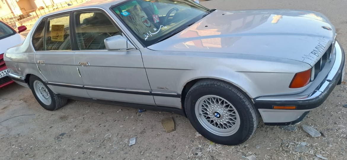 سلام عليكم اخوان لل بيع BMW735سعر (50ورقه💵)
وبيها مجال بسيط  
موديل السياره 1990
سياره بلاديه بدون صبغ مكفوله كفاله عامه حته من الضربه
كير محرك شرط كصه 
تخم تاير جديد 
باتري جديد 
دبل جكمجه +دبل ايرباك 
منظومة لايت زنون عالي فول 
تبريد ثلج 🧊
اربع بردات سياره خير من الله جاهزه  
سياره رقم انبار باسمي تحويل ثاني يوم 
لل اتصال (‭***********‬)
