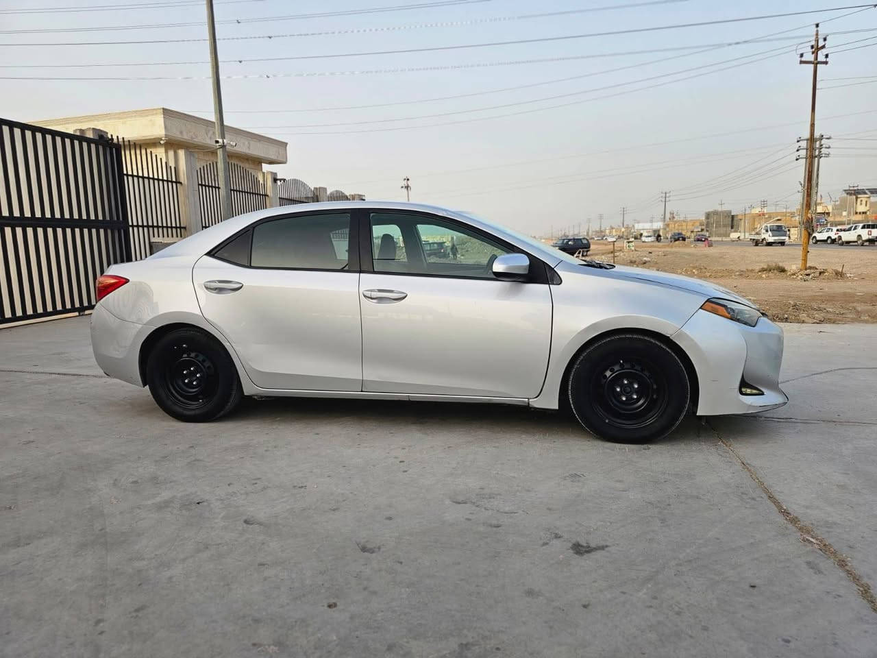 السلام عليكم لبيع كورلا وارد أمريكي موديل 18 حادثهه جاملغ وبنيد بدون دواخل بدون ايرباك  وهنا صار بيهه صبغ قطعه باب خلفي فقط رقم واسط سنويه ل٣٠ مواصفات Le السعر 125$ وبيهه مجال لشراي الشراي يتصل ويدلل مكان السياره واسط الكوت مركز المدينه رقم الهاتف ***********
