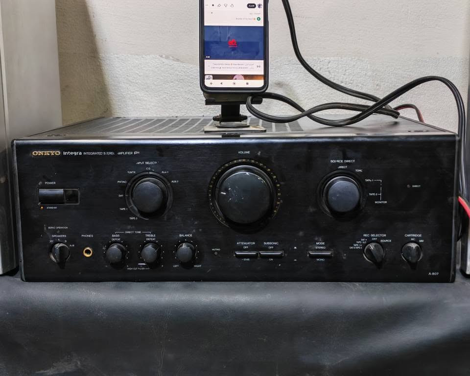 بسم الله ما شاء الله امبليفاير من النوادر  الفيديو بتاعة عالصفحة الشخصية عندي
Onkyo Integra implefire
Model A807
جهاز بحالة الزيرو محتاج سماعات تقيلة ده *Onkyo Integra A-807* - أمبليفاير Stereo Integrated من سلسلة Integra الشهيرة بتاعة Onkyo، إنتاج أواخر الثمانينات لأوائل التسعينات. السلسلة دي كانت الـ high-end عندهم وقتها.

*المواصفات الأساسية*:
- *الباور*: 80 واط لكل قناة على 8 أوم RMS
- *Music Power*: بيوصل 210 واط على 2 أوم، و 167 واط على 4 أوم، و 115 واط على 8 أوم
- *THD*: 0.008% واطي جداً يعني تشويه شبه معدوم
- *الاستجابة الترددية*: 20Hz - 20kHz de53

*الوزن والحجم*: 15.5 كيلو، أبعاده 455 × 170 × 420 مم. تقيل عشان الترانس والهيت سينك الكبار، وده دليل على الباور الحقيقي مش أرقام وهمية.

*وضع السوق دلوقتي*:
ده جهاز Vintage . صوته دافي وميوزيكال، والأونكيو Integra معروفين إنهم بيستحملوا ويعيشوا سنين حلوان, القاهرة


**إذا كنت صاحب هذا الإعلان وتريد حذفه لأي سبب، رجاءا أرسل رسالة إلى الدعم الفني**