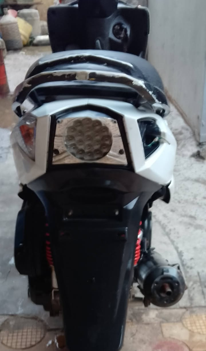 السلام عليكم دراجه البيع بيها عطل كابريتر ونواقص بيصطه ابيعها كوم حديد مكان بغداد مدينه الصدر الاورفلي رقم *********** السعر 175
