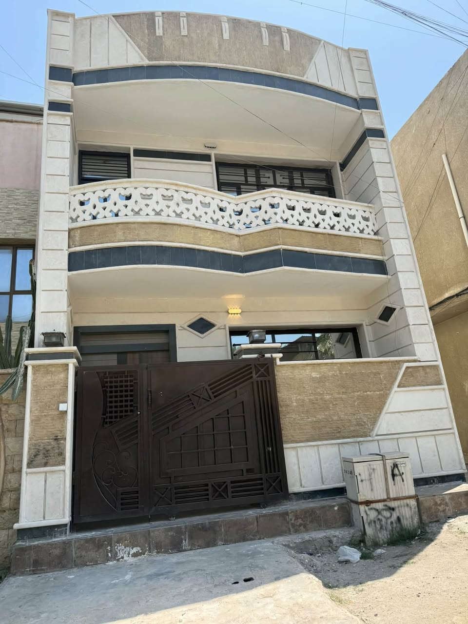 { دار للــــــــــــبيـــــــــــــــــع }  
                        ( بناء ديلوكس درجه اولى )
 الموقع مميز ★  

75 م الواجـــــــــــــــهة 5 م  ( ركن قيصريه ) 
يحتوي على ثلاث طوابق 
الطابق الاول : طرمه ▪️وصاله 🔹ومطبخ 🔹غرفه نوم ▪️وخدمات 
الطابق الثاني ؛ 2️⃣غرف نوم ▪️وخدمات 
الطابق الثالث ؛ 1️⃣غرفه نوم 🔹بيتونه ▪️سطح 
📍موقع الدار : الأعظمية شارع التربيه قرب مستشفى دجله         ♦ للاستفسار 
يرجى مراسالة الصفحة 
او الاتصال على الرقم 
***********
