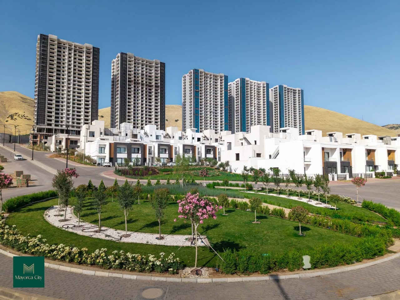 لە مایۆرکا سیتی نەخشەی ژیانمان بە وردی کێشاوە؛ لە شەقام و باخچەکانەوە تا باڵەخانە و ڤێلاکان، بۆ ئەوەی لێرە ژیان ببێت بە جوانترین ناونیشان، پێش ئەوەی دەرفەتەکان تێپەڕن، مایۆرکا سیتی بکە بە ماڵی هەمیشەیی خۆت .
پەیوەندی بکەن
***********
***********

مایۆرکا سیتی، جوانییەک لە دڵی سروشتدا .
