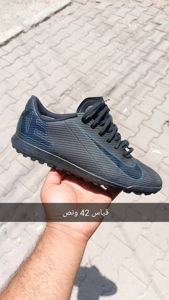 السلام وعليكم وجبه جديده احذيه لعب عنوان بغداد البياع بقرب من مصرف بغداد ‏‪***********‬‏ لايوجد توصيل

