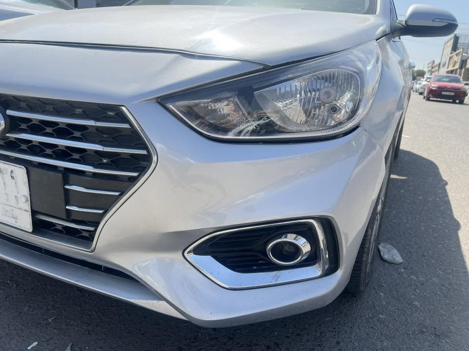 اكسنت موديل 21
فول مواصفات وارد امريكي 
بصمه
كار بلي
جنطه ذكيه
يدات نيكل

حادثها جاملغ وشويه من البنيت
تصليح بمقدمه الشاصي
كلها ماشية 97
 محرك ١٦٠٠ دوش 8 نوزلات 
يعني مو مثل الي بالشارع بلكوة تجر نفسها 
سيارة جديدة كلش مال بيت وعليها ادامة 
112 وبيها مجال بيع فقط
***********
مكان السياره بغداد الدوره
