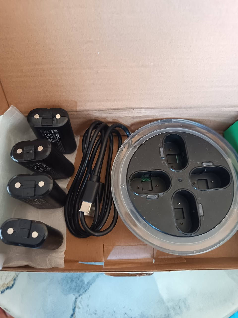 شاحن مع 4 بطاريات للأكس بوكس سعرهن 25 مكانهن بغداد حي القاهرة تلفون *********** او *********** الخطين بيهن واتساب توصيل بغداد فقط او تعال اخدهن هلا بيك
