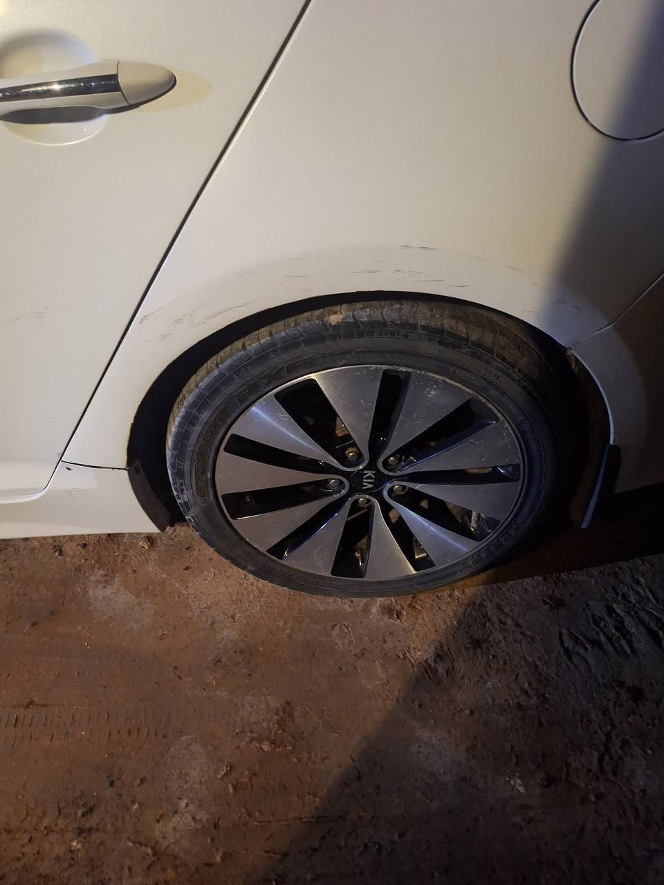 سلام عليكم
تخم ١٨ هنة والاسبير يعني ٥ تخم كامل لا عواج ولا تصليح 
بيهن زوج جديد صارلي شهر والزوج الورة صار عمر سنة 
اريد ابدلهن بحجم ١٧ 
*********** مكاني ديوانية
