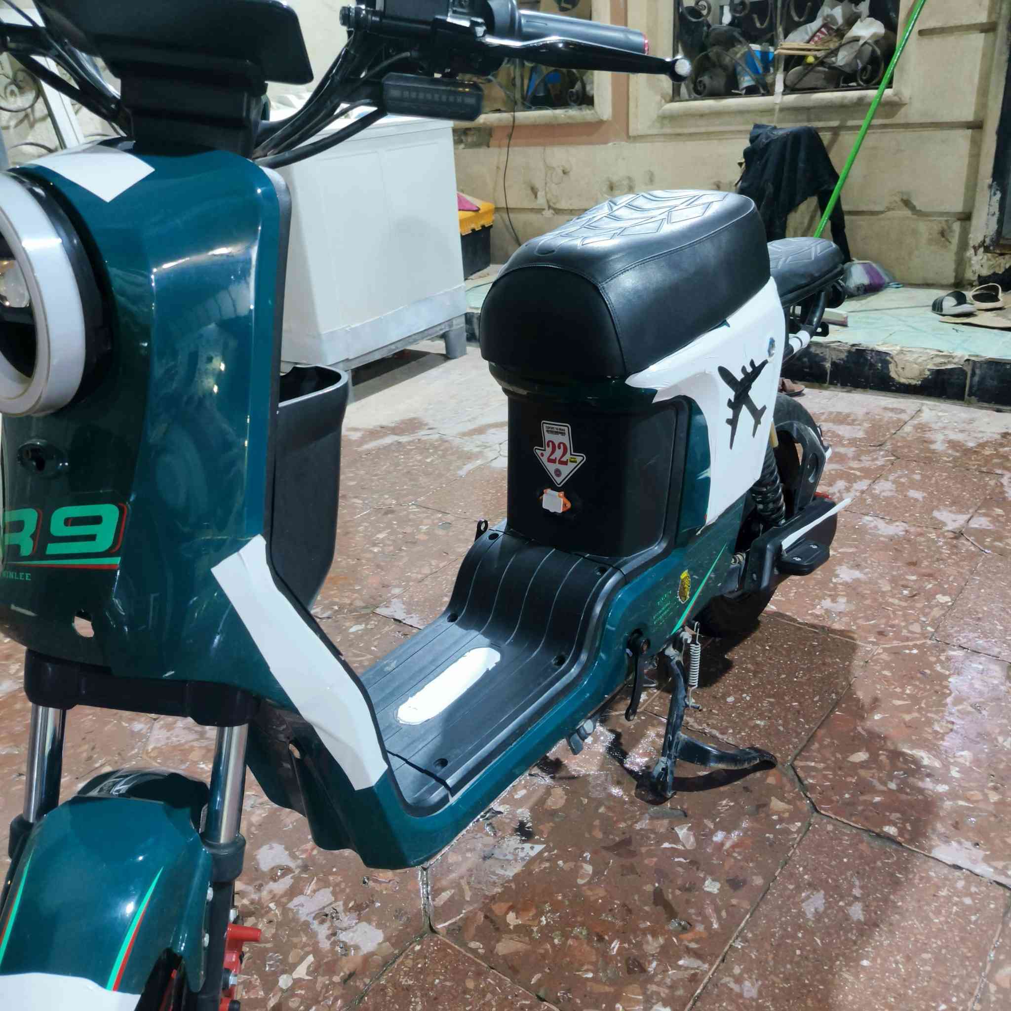 دراجه ار9 لبيع دراجه نضيفه ما صاله هواي من خذته دراجه شلعه وقويه خمس بطاريات كبار بيه رجوع إله الخلف السعر 450 وبيه مجال لشري مكان ناصريه مركز تواصل عله الرقم ***********
