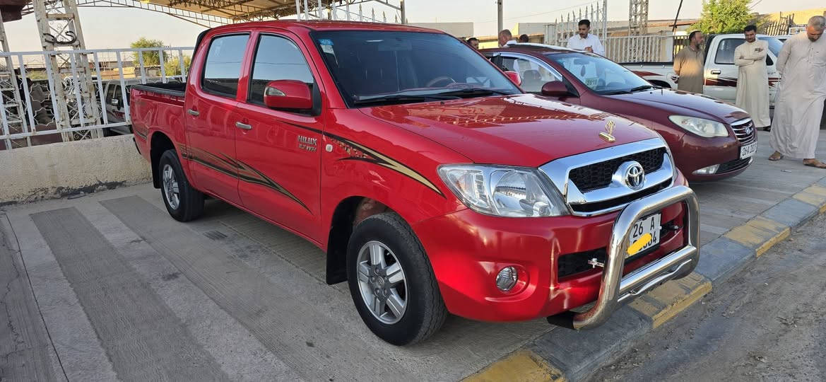 ## 🚗 **تويوتا هايلوكس (Hilux) موديل 2009 للبيع**
 * **نوع السيارة:** تويوتا هايلوكس دبل قمارة.
 * **الموديل:** 2009.
 * **اللون:** أحمر مميز ونظيف جداً.
 * **المحرك:** 2.7 VVT-i.
 * **ناقل الحركة (الكير):** عادي.
 * **المواصفات والداخلية:** داخل مخمل باللون الماروني، نظيفة جداً من الداخل والخارج، تبريد شغال، دشبول مطعم بالساج، وجام كهرباء.
### 🛠️ **حالة البودي والصبغ:**
 * السيارة مكفولة من الصبغ.
 * بيها مجرد تكحيلات بسيطة (كد شبر)
### 💰 **السعر:**
 * **165 ورقة** (16,500$ دولار أمريكي).
📍 **مكان السيارة:** صلاح الدين - بيجي.
📞 **للاستفسار والتواصل:** *********** (واتساب متوفر).
