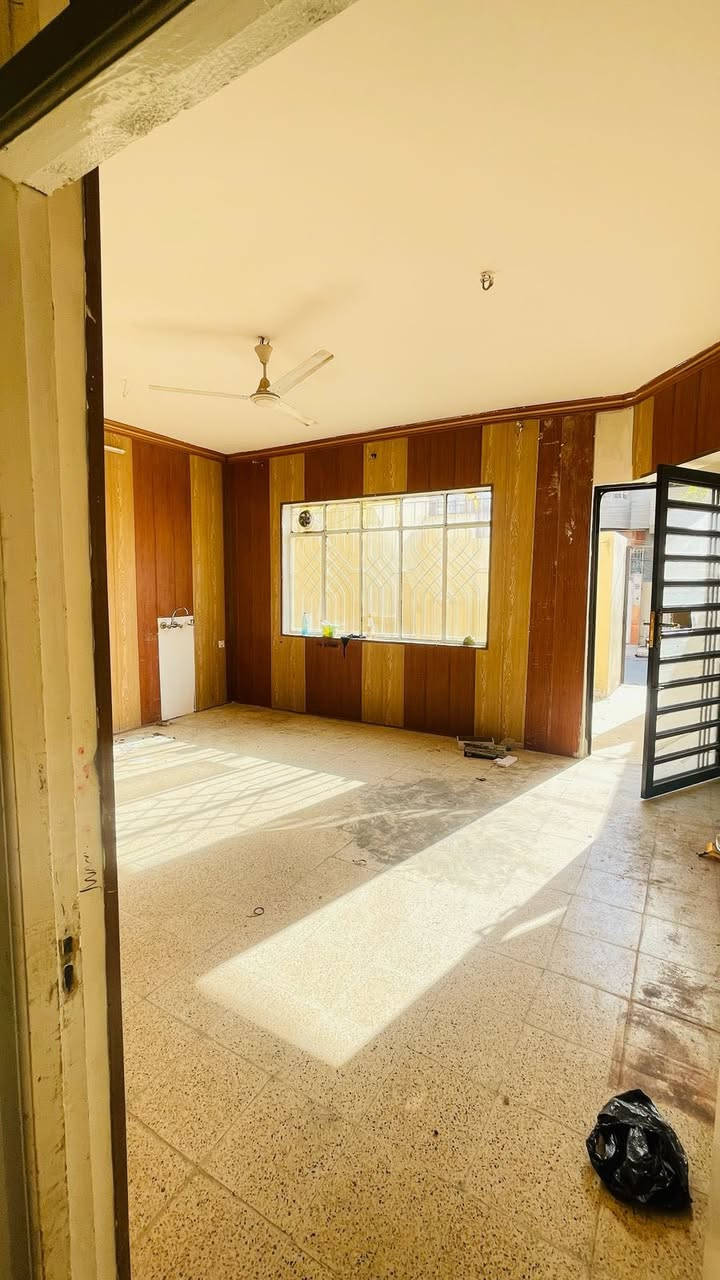 دار للأيجار المساحة 100 متر  في حي الصديق الثانية خلف جامع الطيار                    
الطابق الأول غرفة نوم وهول ومطبخ وصحيات 
الطابق الثاني 
غرفة نوم وهول ومطبخ واستقبال 

علماً ان الدار مفصول الطابق الاول عن الثاني 
للاستفسار 
***********
