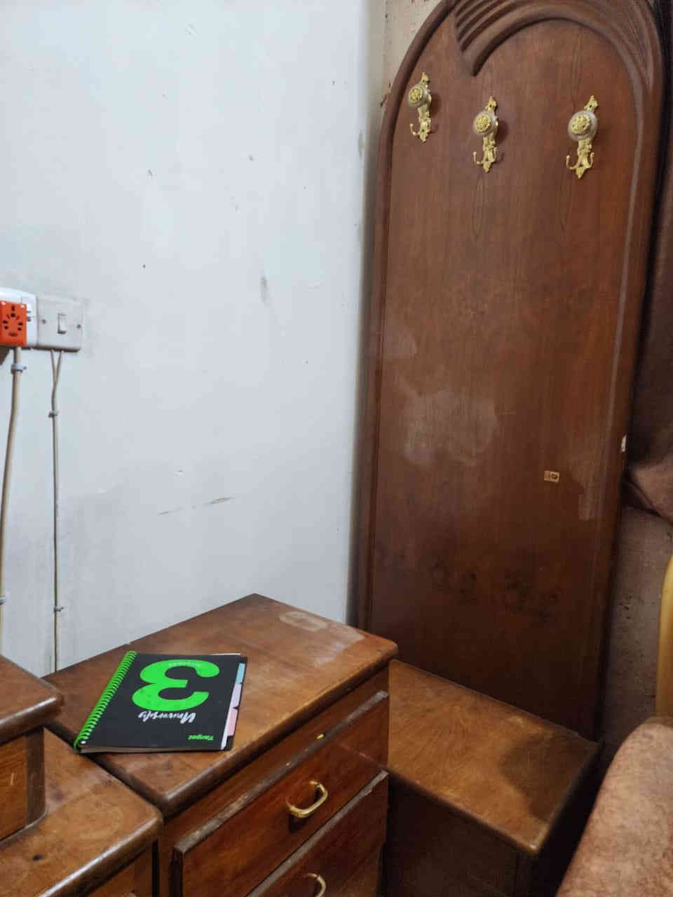 السلام عليكم 
غرفةنوم  ٦ بوب 
+كنتور ٤ بوب ملحق 
للبيع ب٥٠٠ وبيه مجال
مكانها بغداد حي القادسية 
***********
