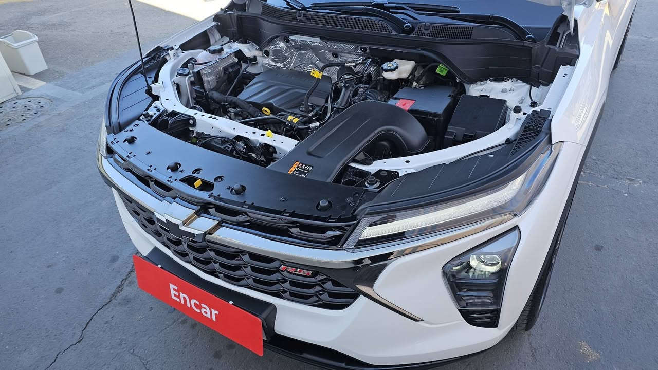 اعلى مواصفات بالتراكس 
موديل 2025 Rs لون ابيض قماره سوده تو كولر
محرك ٣ سلندر ١٢٠٠ توربو 
كير At ٦ سرعات
ماشيه ٧٥٠٠ كيلو
رقم فحص مؤقت دخول جديد منفيس باسمي تبديل جاملغ وباب عكس السايق بلاديات نفس اللون وصبغ جاملغ خلفي عكس السايق شواصي لغود مكفوله بجم كبس.
بصمه
كشن سايق كهرباء 
تبريد تدفئة كشنات امامية
كشنات جلد رياضي مع حامل اكواب خلفي
تدفئة ستيرن
قطعة تبريد خلفية
جنطه كهرباء
مري جانبي شفط ومرايا تعتيم الكتروني 
اشاره بالمري
لايتات فول لد امامي خلفي مع تحكم بارتفاع وانخفاض الايت الامامي مع لد نهاري
هاند بريك بصمه اوتو هولد
قفل الابواب التلقائي عند الابتعاد
ايقاف تشغيل المحرك التلقائي عند الابتعاد
شحن الهاتف لاسلكي مع منافذ شحن تايب سي امامي وخلفي
شاشة كبيره اندرويد اوتو كاربلي
شاشة عدادات سرعة دجتل
رادار تحديد مسار مثبت سرعة نقطة عمياء كاميرا دواره توقف ذاتي 
ويل كب رياضي ١٩ 
نافيكيشن زعنفه
دعم تطبيق شوفرليت تحكم عن طريق الهاتف
السيارة تترقم جميع المحافظات عدا اقليم كردستان
السيارة جام تضليل اسود لاصق 
للاستفسار
واتساب ***********
