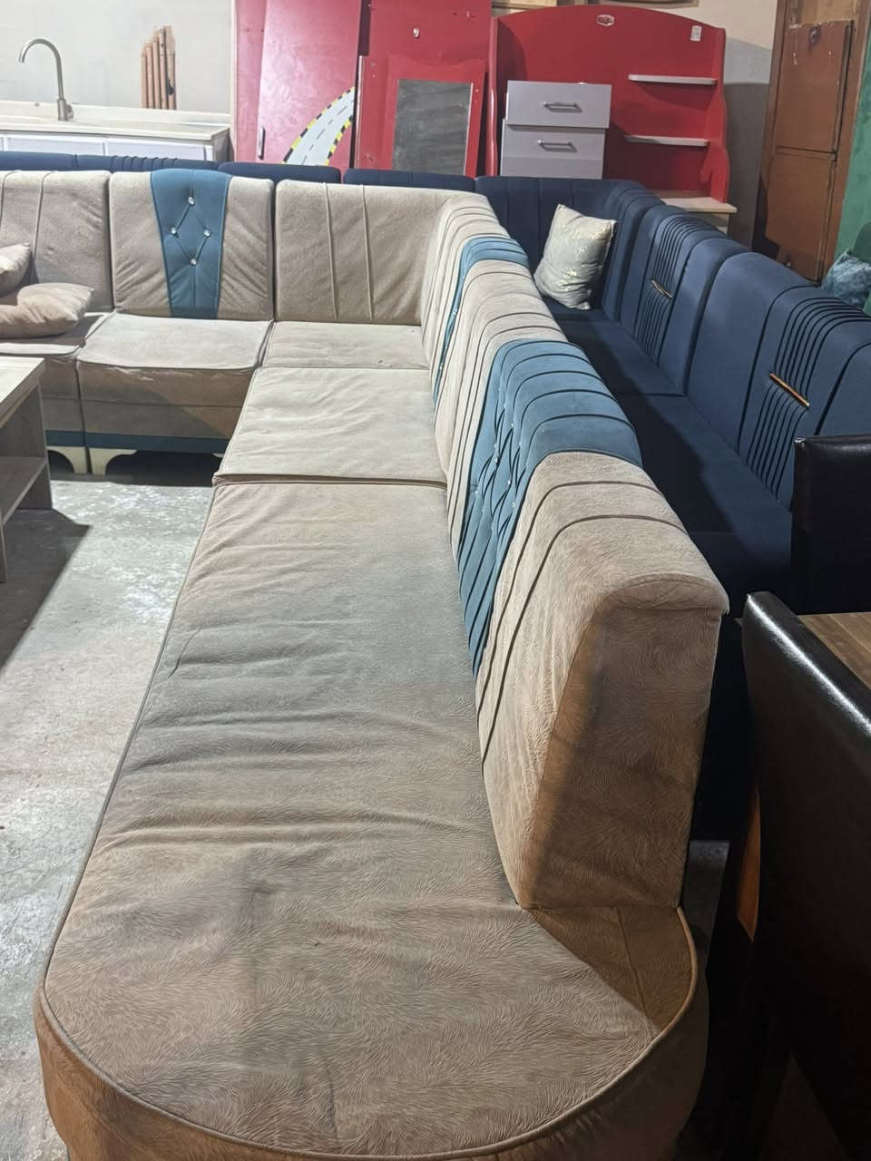 مجموعة اغراض منزليه للبيع بأسعار مناسبه 
للستفسار   ***********  
عنوانه… بكرجو شارع عوال مقابيل حديقه كوستجم
