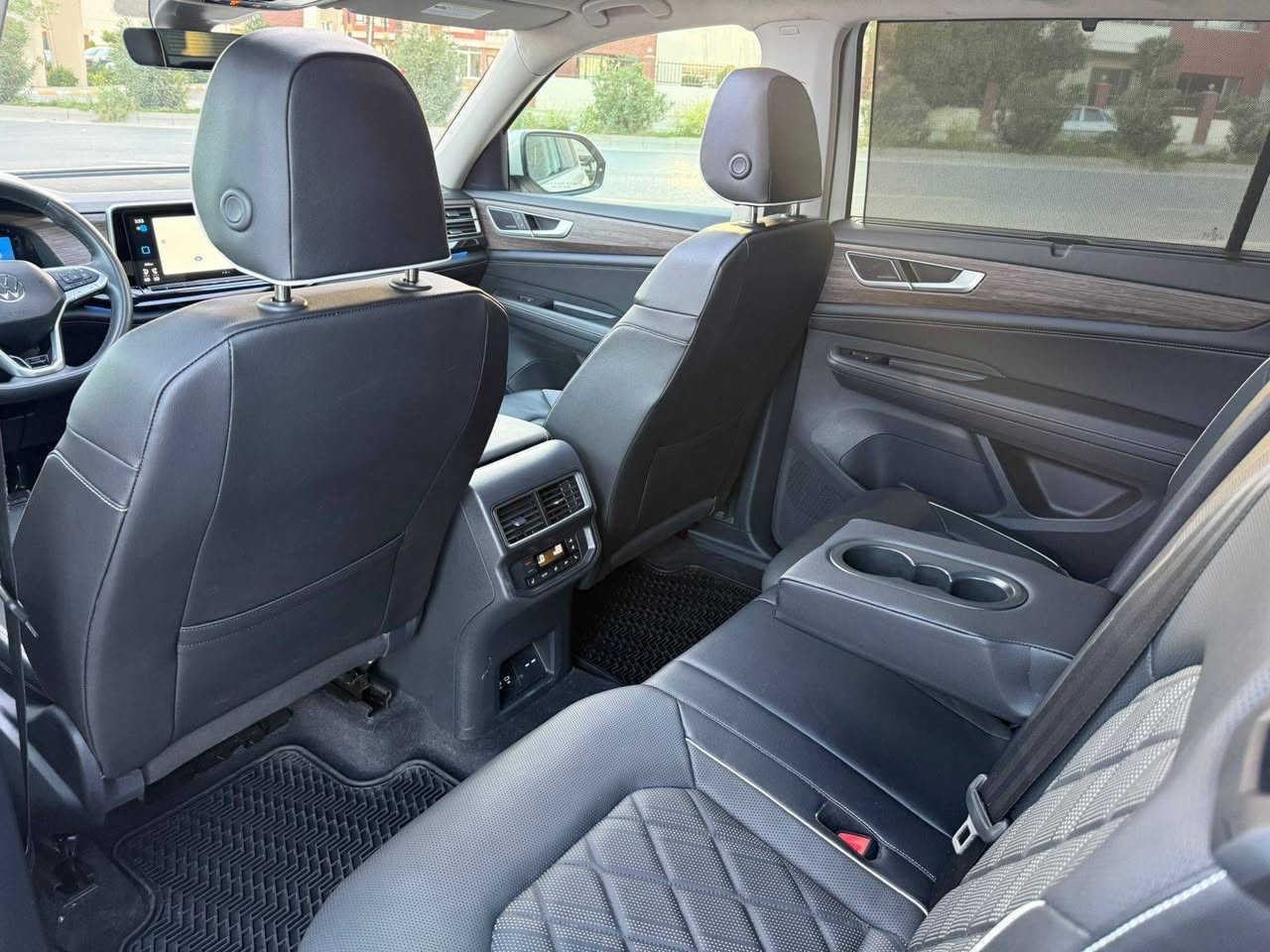 Volkswagn Atlas Rline 2024 ***********
ڕەنگ سپی مواسەفات . فول فول . بەسمە . پانۆراما . کوشن و سارد و گەرم کوشنی دواوە گەرم  کوشن خەزن . تەبرید مەرکەزی . پەردە . 5 کامێرا . داتاشۆ . سماعە harman kardon . سنوق جەگ . برێک بەسمە . 3 ڕیز کوشن . زۆر موسەفاتی تر پەڵەیەک بۆنید بۆیاخە ناوی هیچ نەگرتووە . 15هەزار ڕۆشتوە کاتی نەشکاوە . 
سعر 305 $$ 
شوێن سلێمانی
