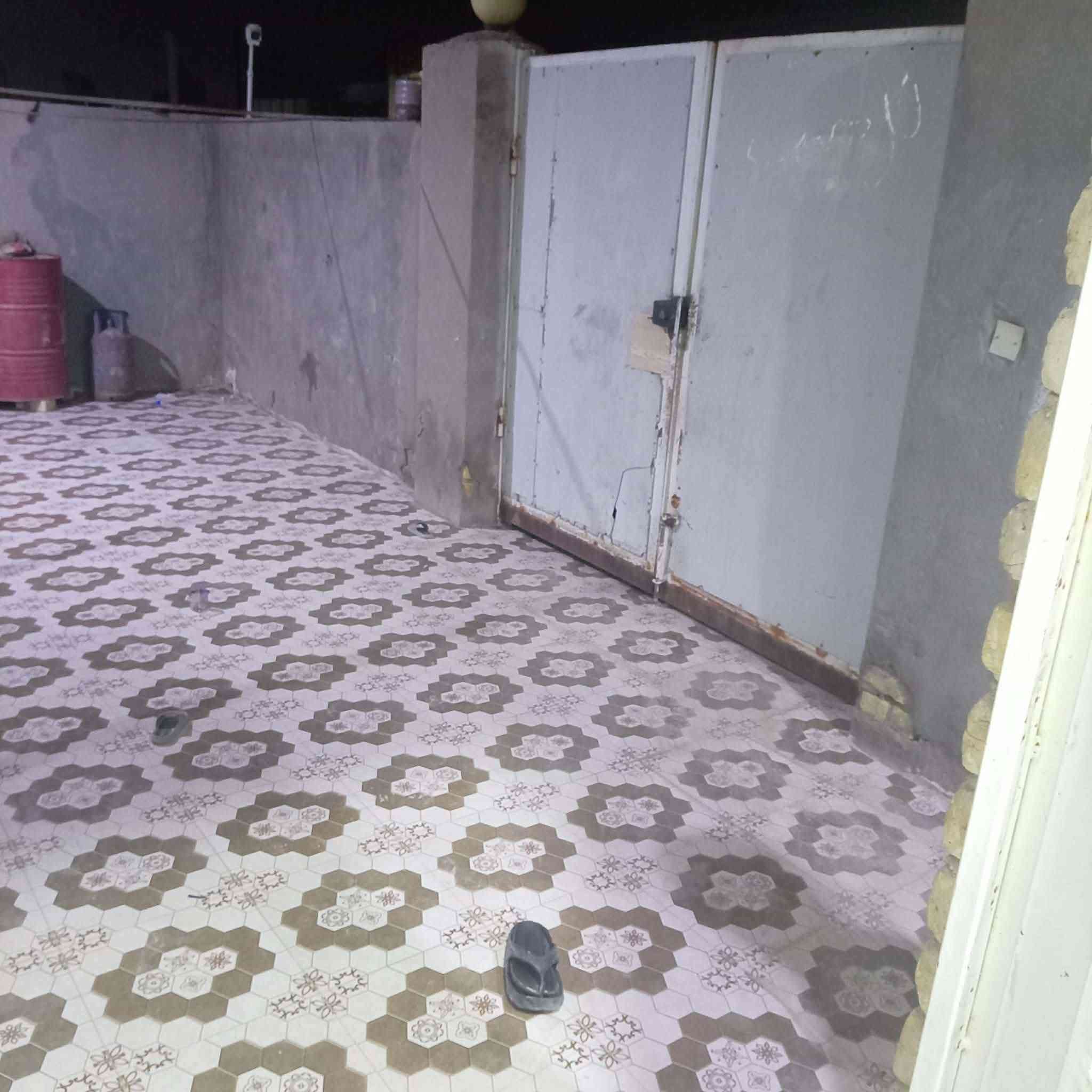 بيت للبيع (٢٠٠ متر) بسعر مُناسب
المساحة: 200 متر مربع.
 جنس الارض : زراعي .
 التفاصيل: غرفتين نوم + صالة + مطبخ+ استقبال  + خدمات صحية كاملة .
 الحالة : البيت كامل وجاهز للسكن (ينقصه البيتونة فقط).
 
 الموقع 📍 : [منطقه البيضاء قرب مجمع حمود الزيدي]عندي قطعه ركن همين ٣٧٠ متر***********
