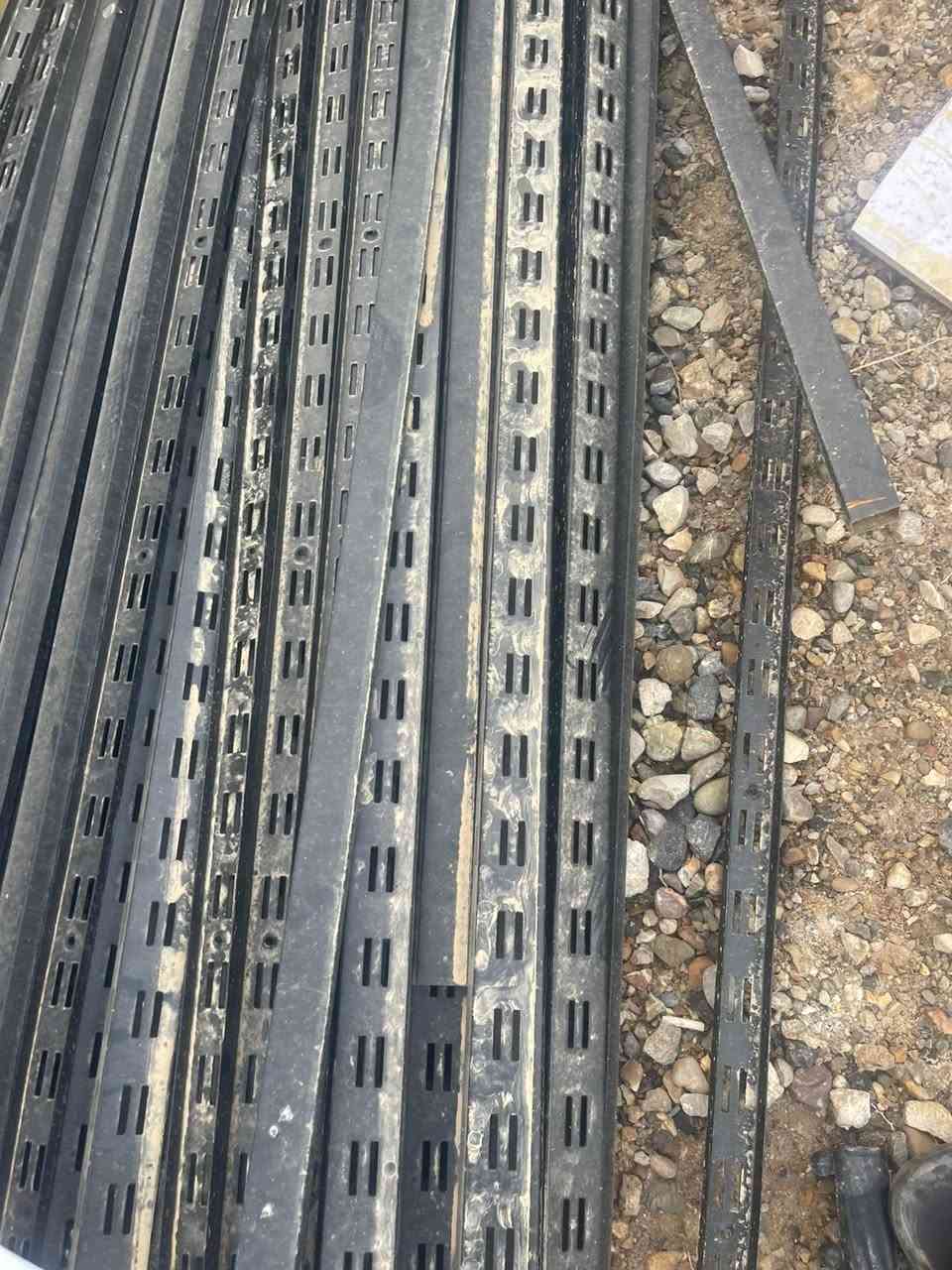 سلام عليكم رفوف مال ملابس للبيع عنوان ديالى جديدة شط ***********
