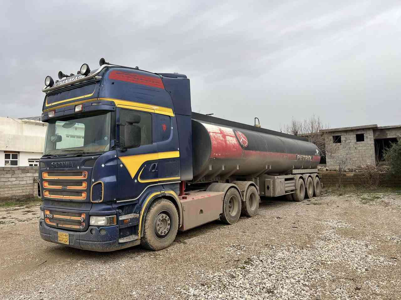 موديل 2005
توماتيك كلج 
شاصي دبل باج بلادي 
سحال دبل تاير بلادي 
داخل ديسكو سپور 
ثلاجه داخله تلڤزيون 
تانكي حازم 14 
راس و عربانه طخم دايه
مكور 54 
وزن سياره صافي 18طن
سعر سياره 330 

وتساب ***********
***********
