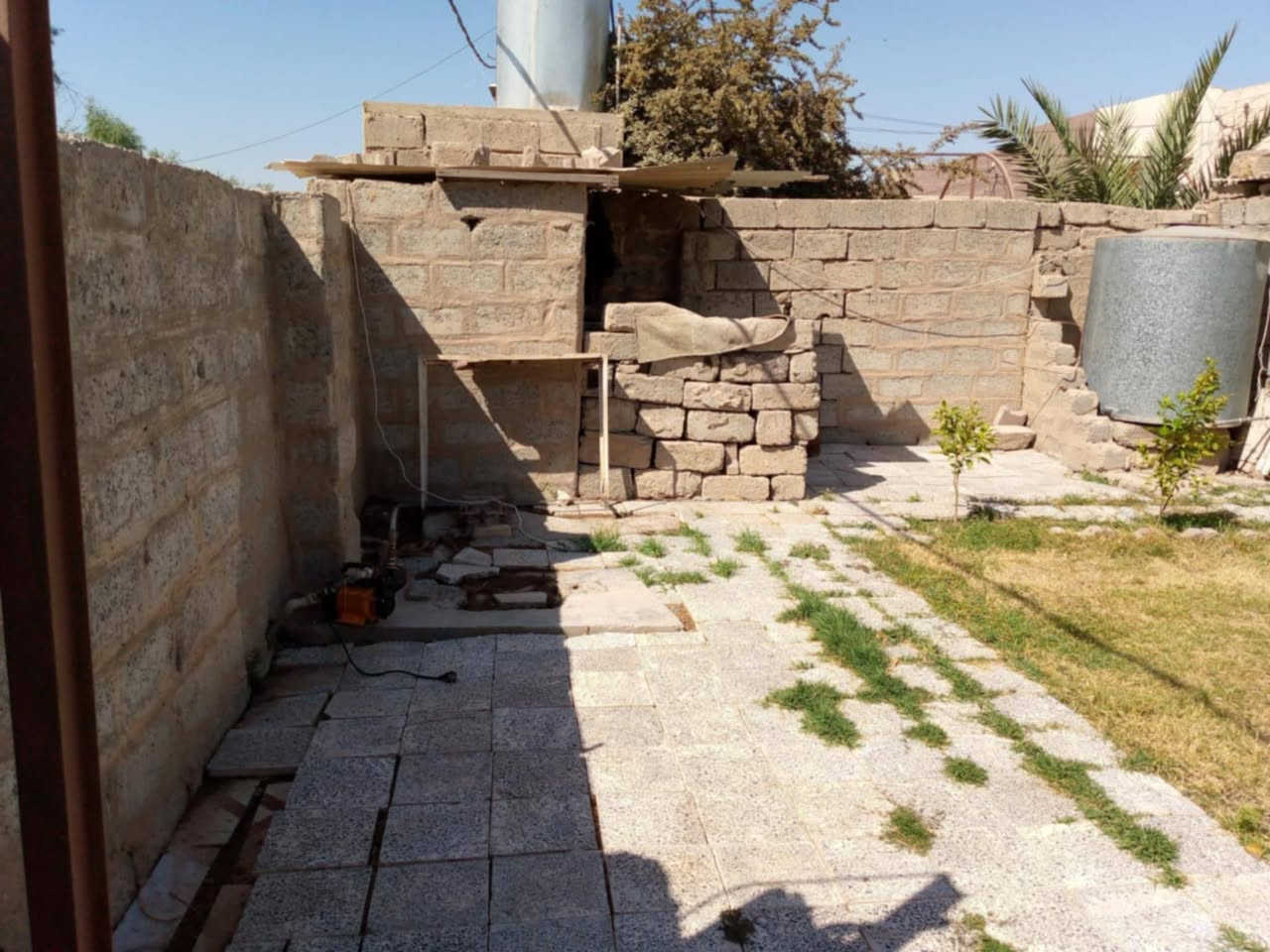 🏠دار للبيع في قضاء الحويجة بالقرب من معصرت الزيتون يفصل بينه و بين السوق الجدول الغربي قفط المساحة 500 متر السعر 75🪙 وبي مجال 
رقم الهاتف / *********** 📱
