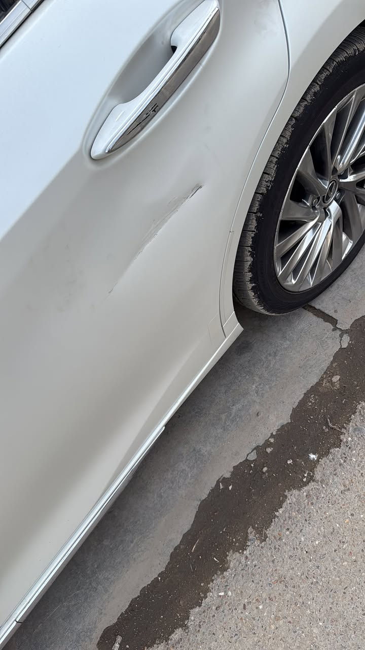 1️⃣ النوع: لكزس ES 300h
2️⃣ النظام: هايبرد (بنزين + كهرباء) 🔋⛽
3️⃣ الجيل: الجيل السابع (2019 وطالع)
4️⃣ المحرك: 2.5 لتر 4 سلندر + محرك كهربائي
5️⃣ القوة الكلية: حوالي 215 حصان
6️⃣ ناقل الحركة: أوتوماتيك CVT
7️⃣ الدفع: أمامي FWD
8️⃣ صرفية الوقود: تقريباً 22–25 كم/لتر (اقتصادية جداً)
9️⃣ الشاشة: شاشة كبيرة مع نظام ملاحة
🔟 المقاعد: جلد كهرباء مع تبريد وتسخين (حسب الفئة)
1️⃣1️⃣ التشغيل: بصمة دخول وتشغيل
1️⃣2️⃣ الأمان: رادار، مانع تصادم، الحفاظ على المسار
1️⃣3️⃣ الكاميرات والحساسات: خلفية + حساسات أمامية وخلفية
1️⃣4️⃣ الإضاءة: LED كاملة
1️⃣5️⃣ المميزات: هدوء عالي، راحة ممتازة، قليلة أعطال

السعر ٣٧٥ وبي مجال 

***********
