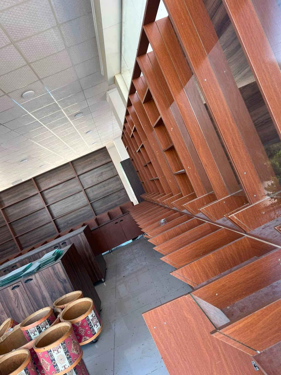 رفةى چرزات بؤ فروشتن زور زور خاوينه شةش مانك كارى كردوه هةموو دارى اصلى دروست كراوه *********** أربيل, العراق
