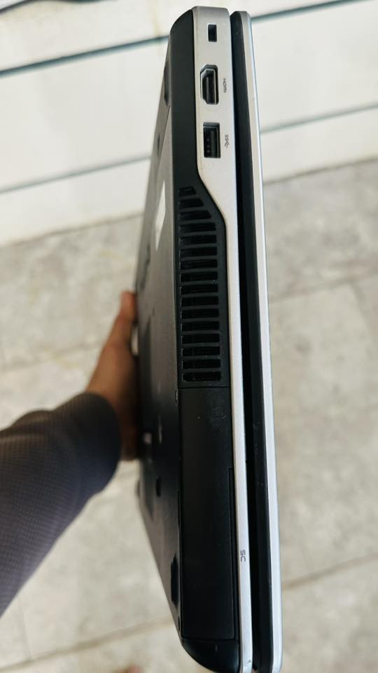 للبيع لابتوب Dell 

الماركة: Dell

المعالج: Core i7

حجم الشاشة: 15.6 إنج

الهارد: 500 GB
يمكن إضافة هارد SSD لزيادة السرعة

الرام: 8 GB

كارت الشاشة: داخلي + خارجي 2GB (AMD)

مناسب للدراسة، الإنترنت، الأوفيس، والألعاب الخفيفة.
الجهاز شغال تمام وما بيه مشاكل.

السعر:220 مع المجال
للتواصل: خاص
***********
