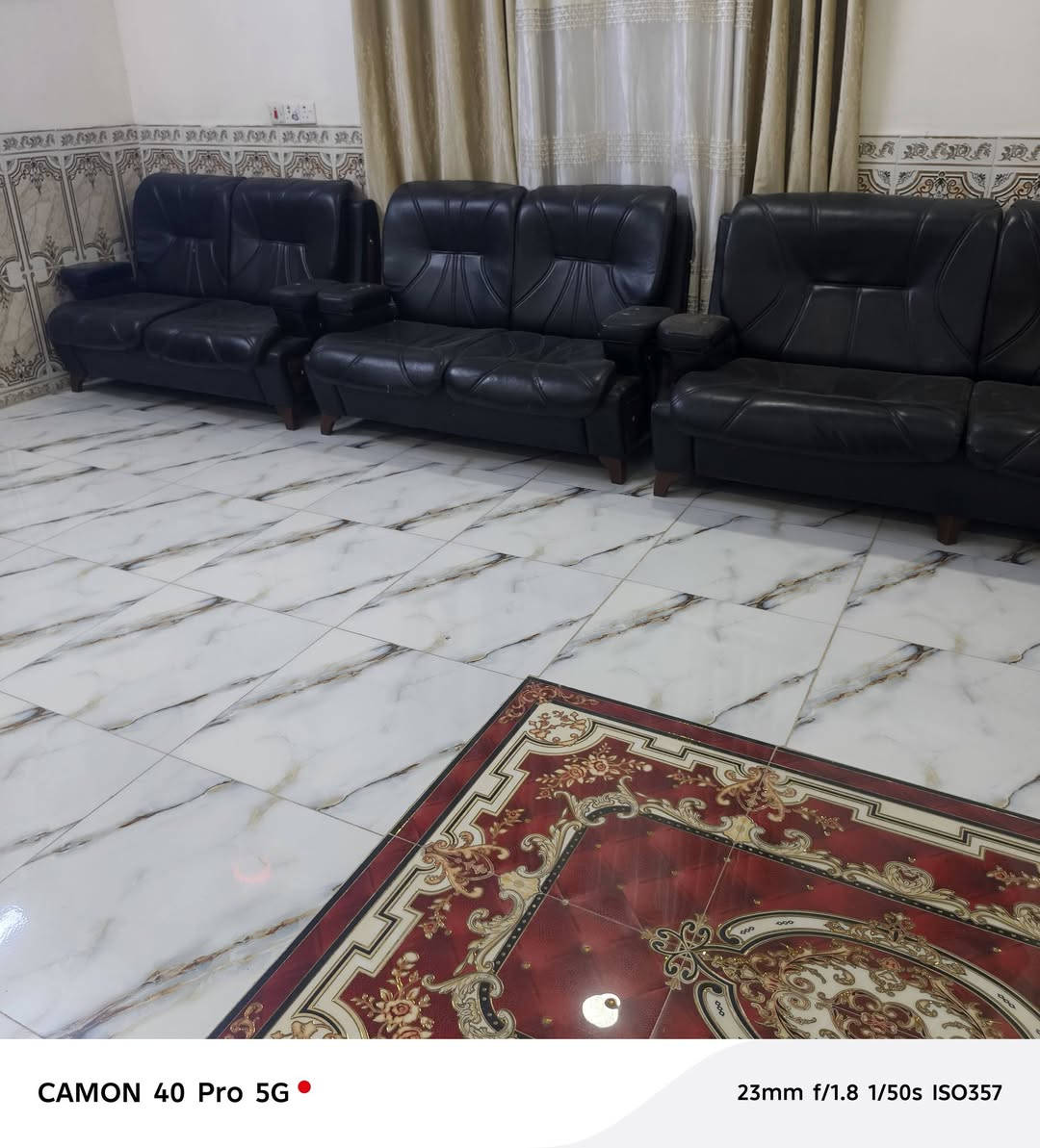 السلام عليكم تخم عشر مقاعد جلد للبيع نضافه ٨٠بلميه سعر ٢٠٠وبي مجال ***********
