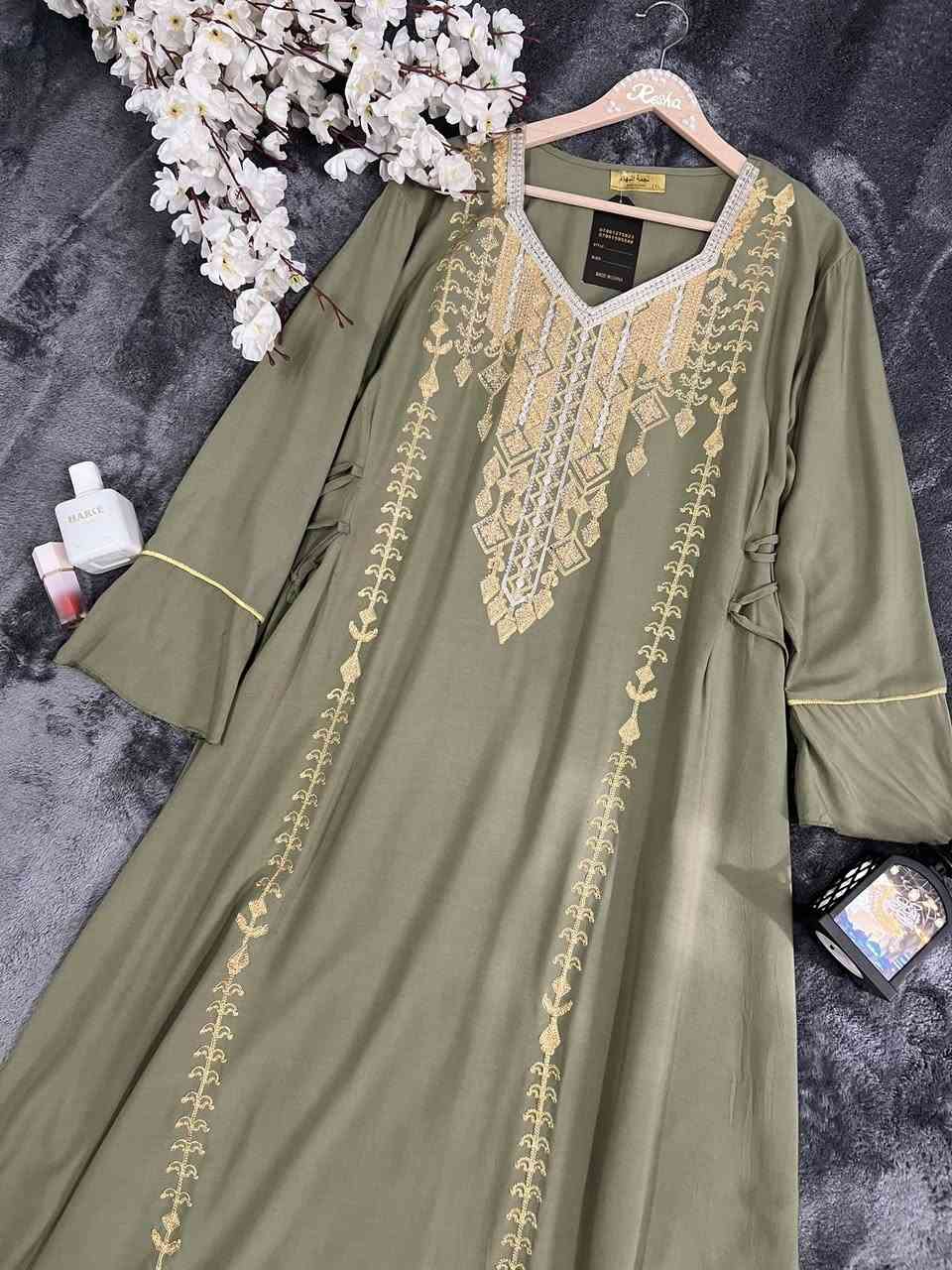 ⁨ ⁨ رمضان اجة… والكشخة ما تنتظرج ترة
إذا بعدج محتارة شنو تلبسين برمضان — هاي الجلابية راح تحسم الموضوع 😌✨

💰 السعر بس 12,750 دينار
توصيل الف
✔️ قماش كشمير أصلي درجة أولى
✔️ طول كامل وفخامة تليق برمضان
✔️ تلبس من وزن 50 إلى 105
✔️ تطريز ستراس يلمع ويخليج نجمة الإفطار ✨

لا تأجلين… رمضان بعد كم يوم والكمية محدودة 😉
احجزي هسه وخلي كشختج تحچي عنج 🌙


**إذا كنت صاحب هذا الإعلان وتريد حذفه لأي سبب، رجاءا أرسل رسالة إلى الدعم الفني**