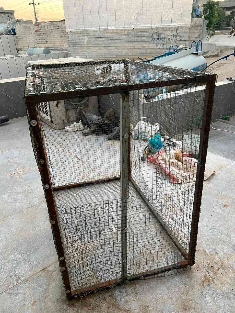 ئەو قەفەزە بۆ فرۆشتن  دریژی مەتر پانی 75 ئەتوانی بەدوو شێواز دایبنیت بەدڵی خۆت یەک دەرگای ئەوێت 35 هەزار قفڵی  سلیمانیم ***********

