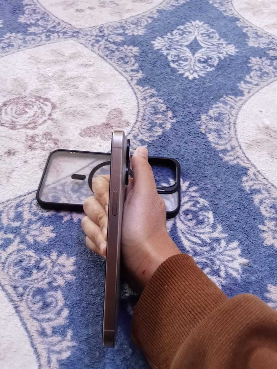 السلام عليكم عندي ايفون 15 برو ماكس ذاكرة 256 نضيف 100/100 عدد دورات 181 بطاريه 98 بلاديه ملحقاته شاحنه وكارتونه السعر 1200 وبي مجال قليل مكاني بغداد مدينه الصدر نتصل عله الرقم ***********
