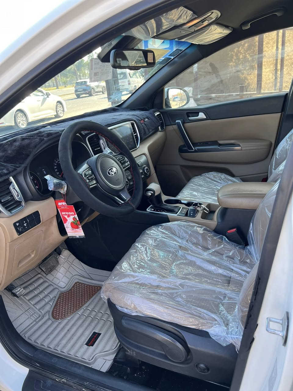 اللهم صل على محمد وال محمد
كيا سبورتج موديل 2019 
سنويه جديده وبسمي 
ماشيه 79017 km
خليجية بدون صبغ 
فقط تكحيل بسيط
سوناره موجود منشور
مواصفاتها نص فول 
⬇️رادار جانبي 
⬇️مري شفط + اشارة بامري 
⬇️زراكات ماء لايت 
⬇️كشن السائق كهرباء 
⬇️مكينة 2000دوش 
⬇️حساسات 360 درجة 
⬇️داخل جلد لونين 
⬇️ثلاث انظمة قيادة 
باقي المواصفات معروفه السيارة جاهزة من كلشي 
طخم تاير صدر حدادية  تبريد خير من الله 
مكان السيارة بغداد حي العامل
سعرها  190 وبيها مجال قليل
للاستفسار ‭0776 836 9801
