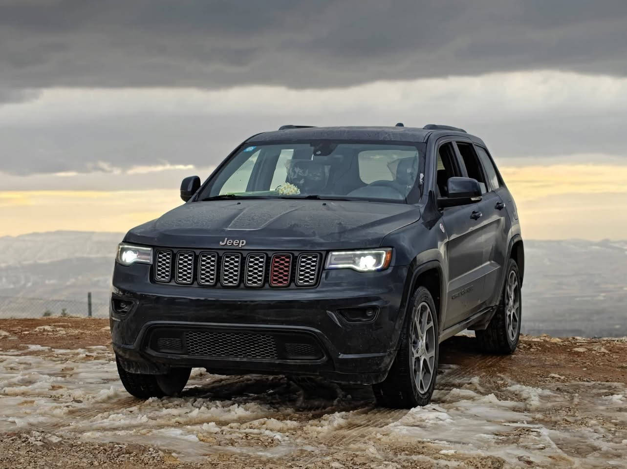 وحش الاوف رود والفخامة تحفة ماشاءالله 🪬🪬🔥🔥
🇺🇸جيب ترايل هوك 🖤🤍 موديل 2018 🇺🇸 
شرط ماكو هيج نظافة بهيج سعر 235 ورقة مجال بسيط 💰💰❌
jeep grand cherokee trailhawk 2018
مواصفات 1/1 فول الفول
رقم بغداد دولي مميز
محرك كير كهربائات حدادية شرط 
تخم و ويل جديد 
فوول مواصفات اعلى شي 
* محرك 6 سلندر 3,600 cc
* بساتم 14 بانزين عادي فول
* نظام تعليق هوائي جكات
* رؤيه ليليه نايت فشن
‎* دفع رباعي 4x4 . 
‎* تحذير النقطة عمياء ⚠ .
‎* تعديل وضعيات مقود السائق كهربائيا. 
‎* مرايا تعتيم ذاتي. 
‎* المرايا الجانبية قابلة للطي كهربائيا. 
‎* نظام الصوت 9 سماعات.
‎* ويل قياس 20 انج .
‎* سقف بانوراما .  
‎* شاشه كبيرة 
‎* نظام الخرائط (GPS) .
‎* دخول ذكي. 
‎* تشغيل عن بعد .
‎* الصندوق الخلفي كهربائي .
‎* ذاكرة لحفظ وضعيات الجلوس للسائق. 
‎* المقاعد الأمامية كهربائية .
‎* المقاعد الأمامية تبريد وتدفئة .
‎* المقاعد الخلفية تدفئة .
‎* حساسات خلفية . 
‎* تدفئة ستيرن . 
‎* مانع تصادم خلفي .
‎* بلوتوث تلفون . 
‎* محدد سرعة . 
‎* نظام التشغيل والاطفاء الاوتوماتيكي .
‎* نظام بريك اوتماتيكي .
* ⁠الضرر / وارد امريكي 3 قطع الامامية بدون دواخل 
السياره رقم بغداد تحويل ثاني يوم
مكان السياره بغداد
استفسار ☎️
***********
