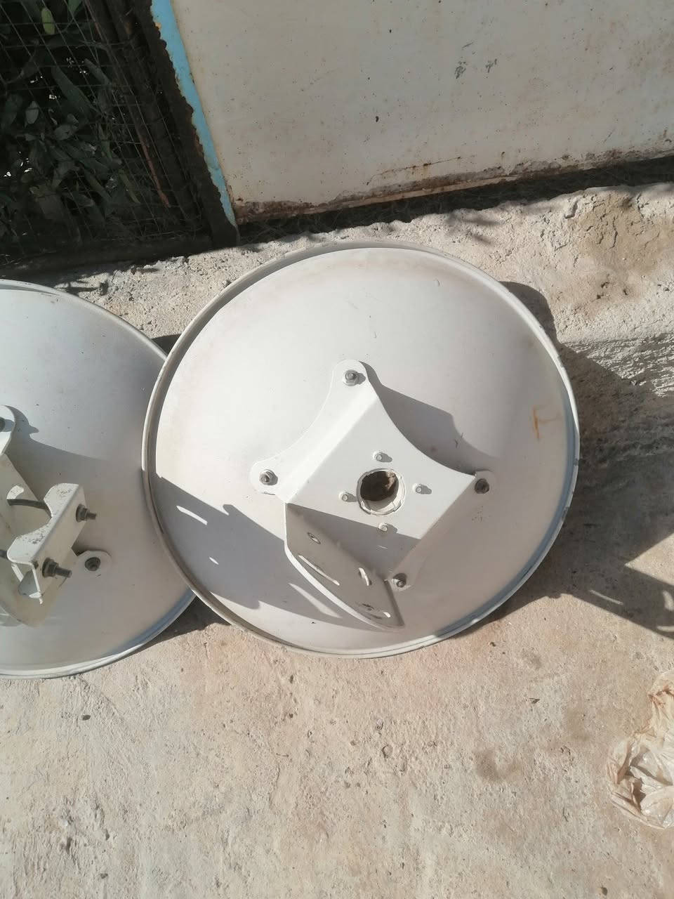 السلام عليكم
عندي هذني الصحونه ثلاثه واحد كامل وثنين بس الصحن للبيع ***********
