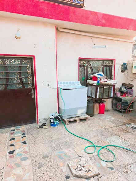 دار للبيع مساحه ١٠٠متر قاط ونص العنوان بغداد الحسينيه الراشديه خدمات مسقط رقم *********** قرب مدرسه ابو مهدي المهندس شارع 20 السعر ب 50 وبي مجال
