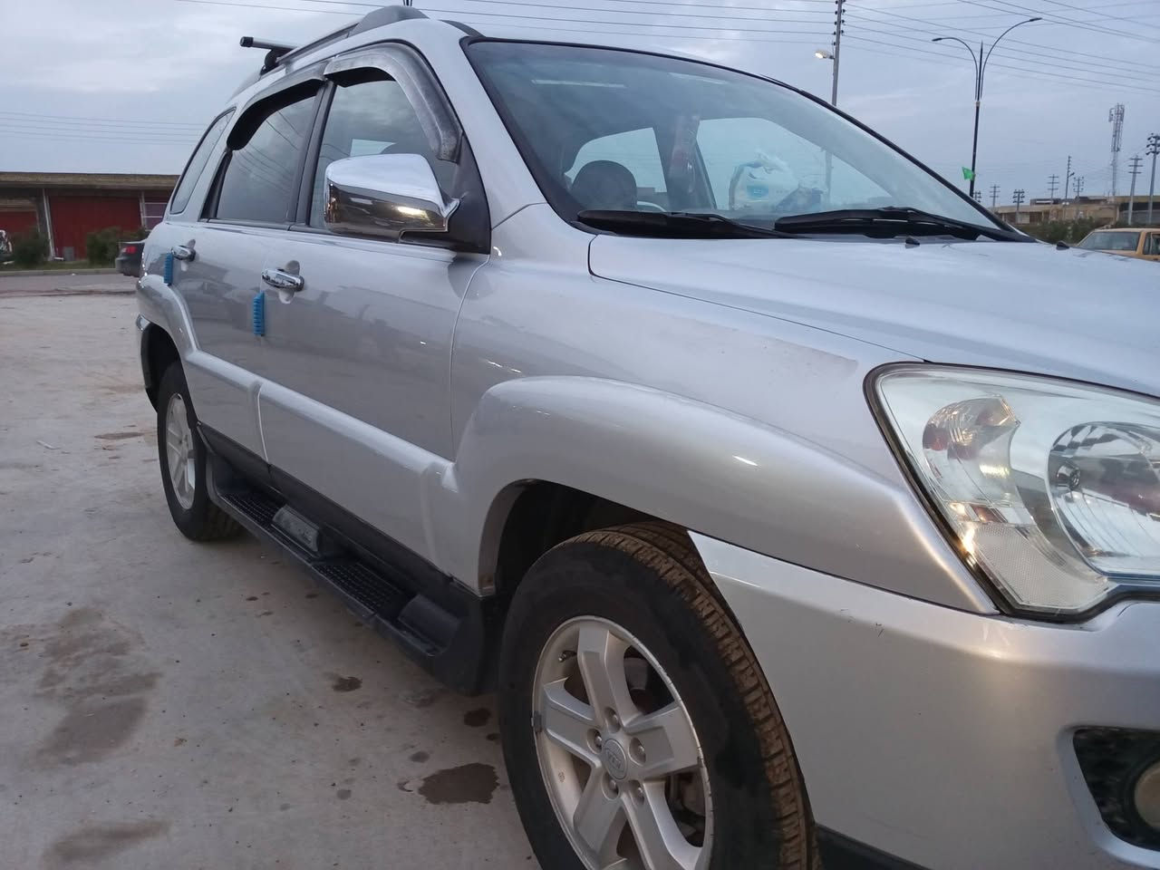 السلام عليكم ورحمة الله
كيا سبورتج 2009 
مكفوله من الصبغ والضربه 
لون سلفر 
بيهه جراد كلش بسيط 
كير مكينه توب 
السياره فول فتحه الداخل صاج 
السياره تك مو فور ويل
السيارة حلوه 
السعر 125 وبيهه مجال حك الجيه 
السياره باسمنه ثاني يوم نحول 
العنوان ميسان
علي الغربي 
***********
***********
